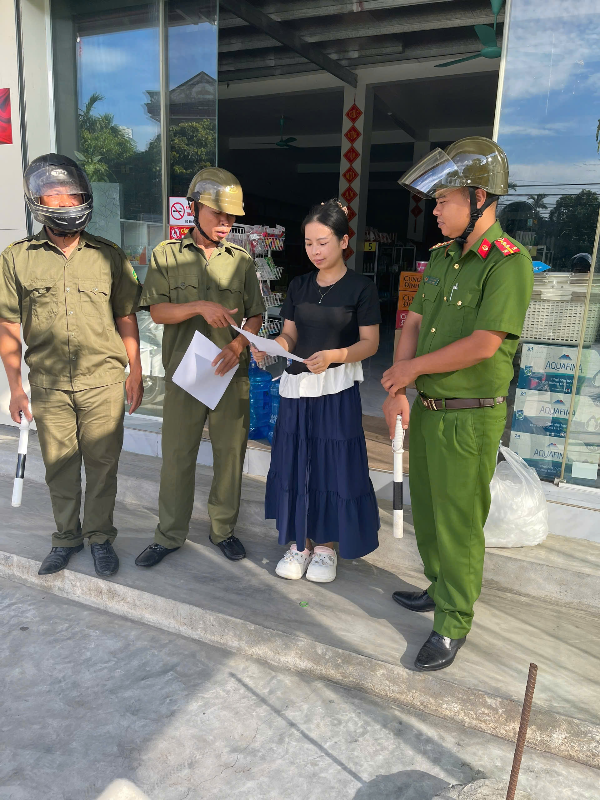 Công an xã Tiên Tiến tổ chức tuyên truyền, ký cam kết chấp hành Luật Trật tự an toàn giao thông đường bộ đến các hộ kinh doanh trên địa bàn xã