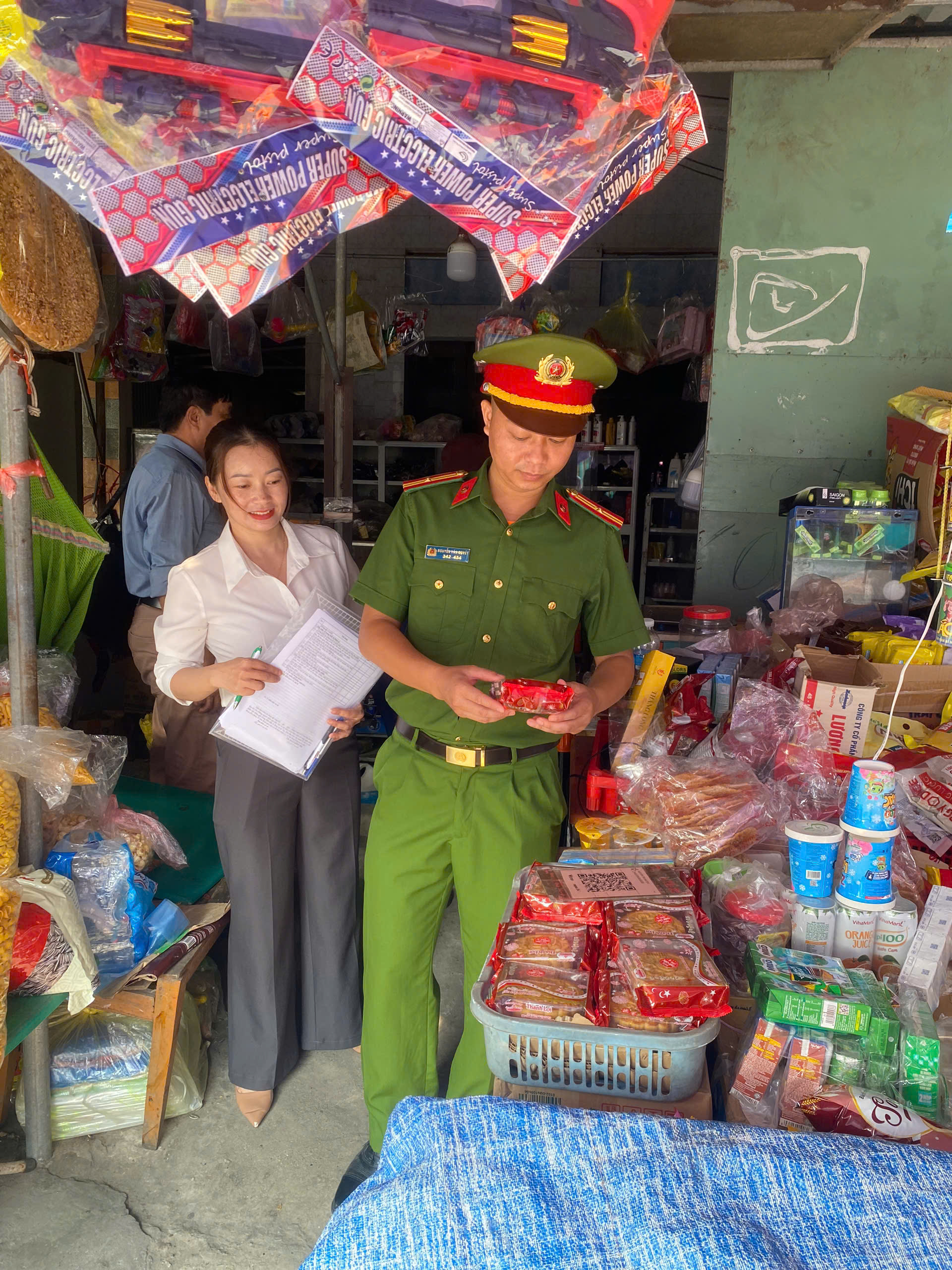 Công an xã Tiên Tiến phối hợp các ngành chức năng đẩy mạnh kiểm tra, bảo đảm an toàn thực phẩm dịp Tết Trung thu năm 2026