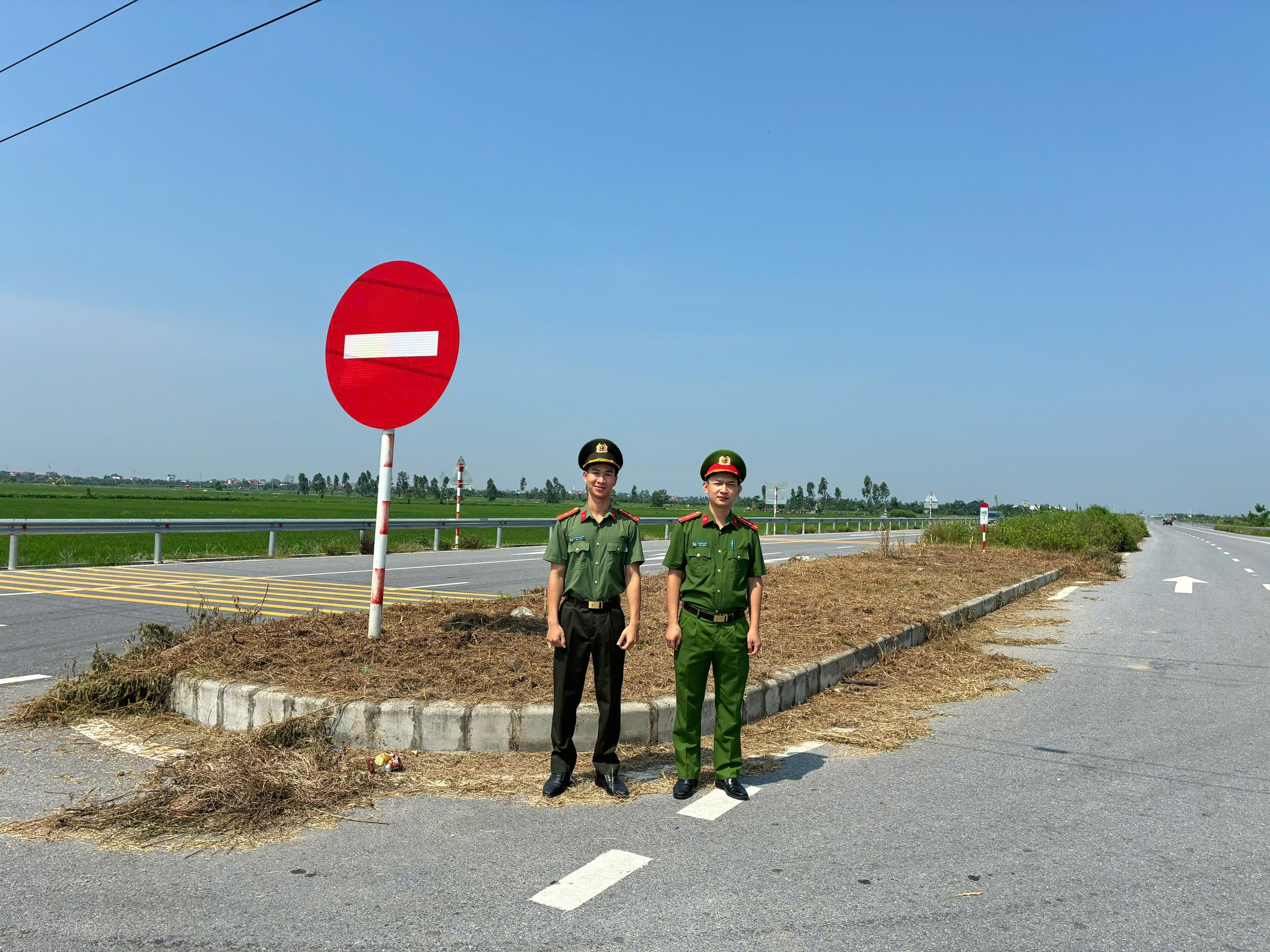 Tuổi trẻ Công an xã Tống Trân xung kích phát quang “điểm mù”, bảo đảm an toàn giao thông trên tuyến đường dẫn cao tốc Tân Phúc – Võng Phan