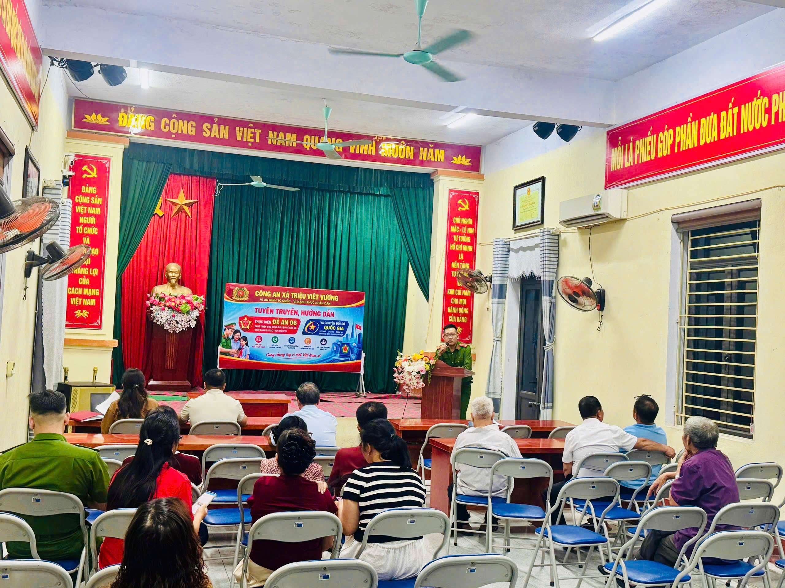 Công an xã Triệu Việt Vương tổ chức tuyên truyền kiến thức về An ninh mạng, phòng chống tội phạm công nghệ cao và phổ biến các tiện ích của chuyển đổi số, Đề án 06