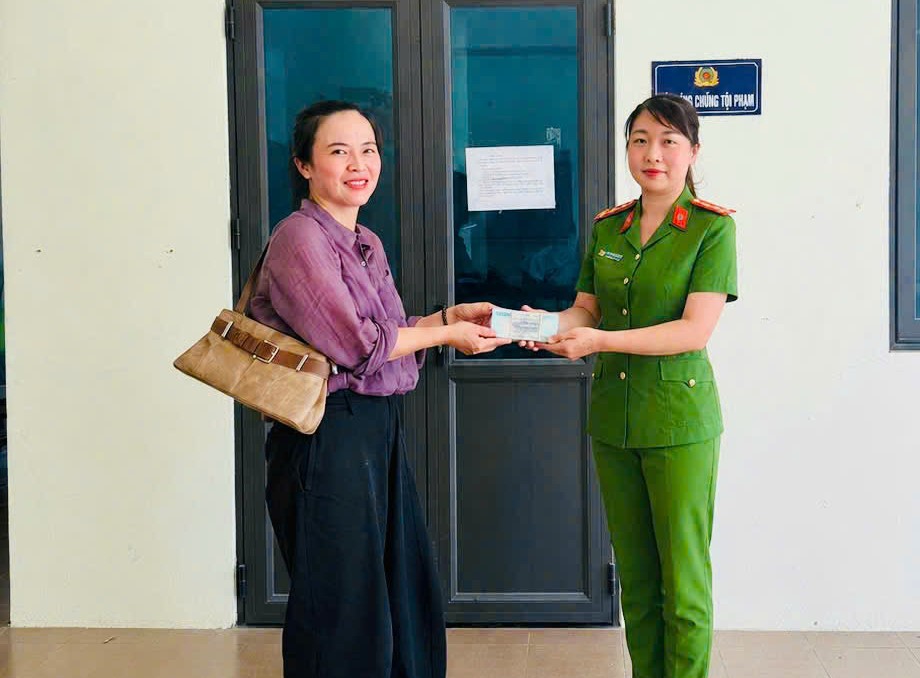 Công an xã Triệu Việt Vương kịp thời hỗ trợ trao trả 130 triệu đồng chuyển nhầm cho người dân