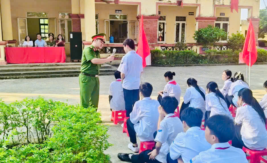 Công an xã Triệu Việt Vương tuyên truyền, phổ biến pháp luật cho học sinh tại trường THCS Triệu Việt Vương (phân hiệu Ông Đình)