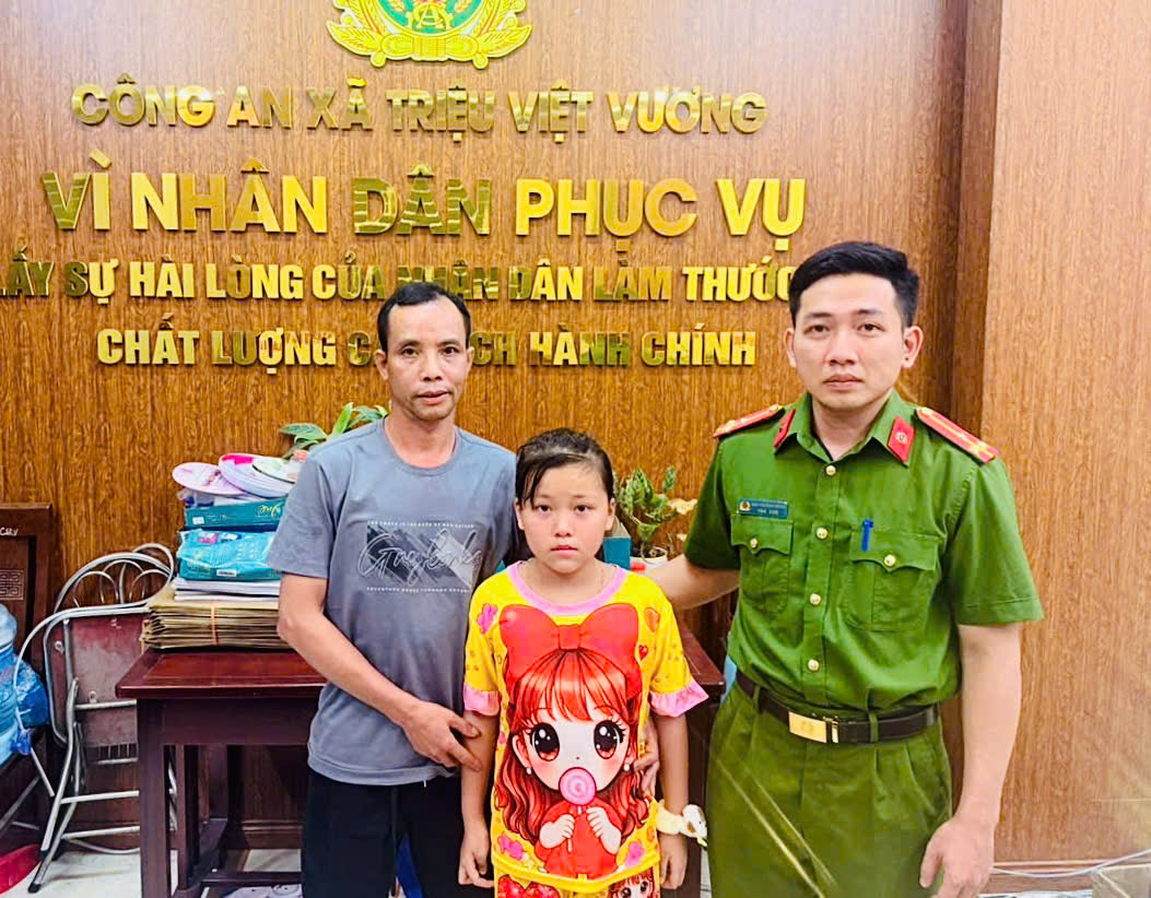Công an Xã Triệu Việt Vương nhanh chóng xác minh kịp thời hỗ trợ, đưa cháu bé đi lạc về với gia đình