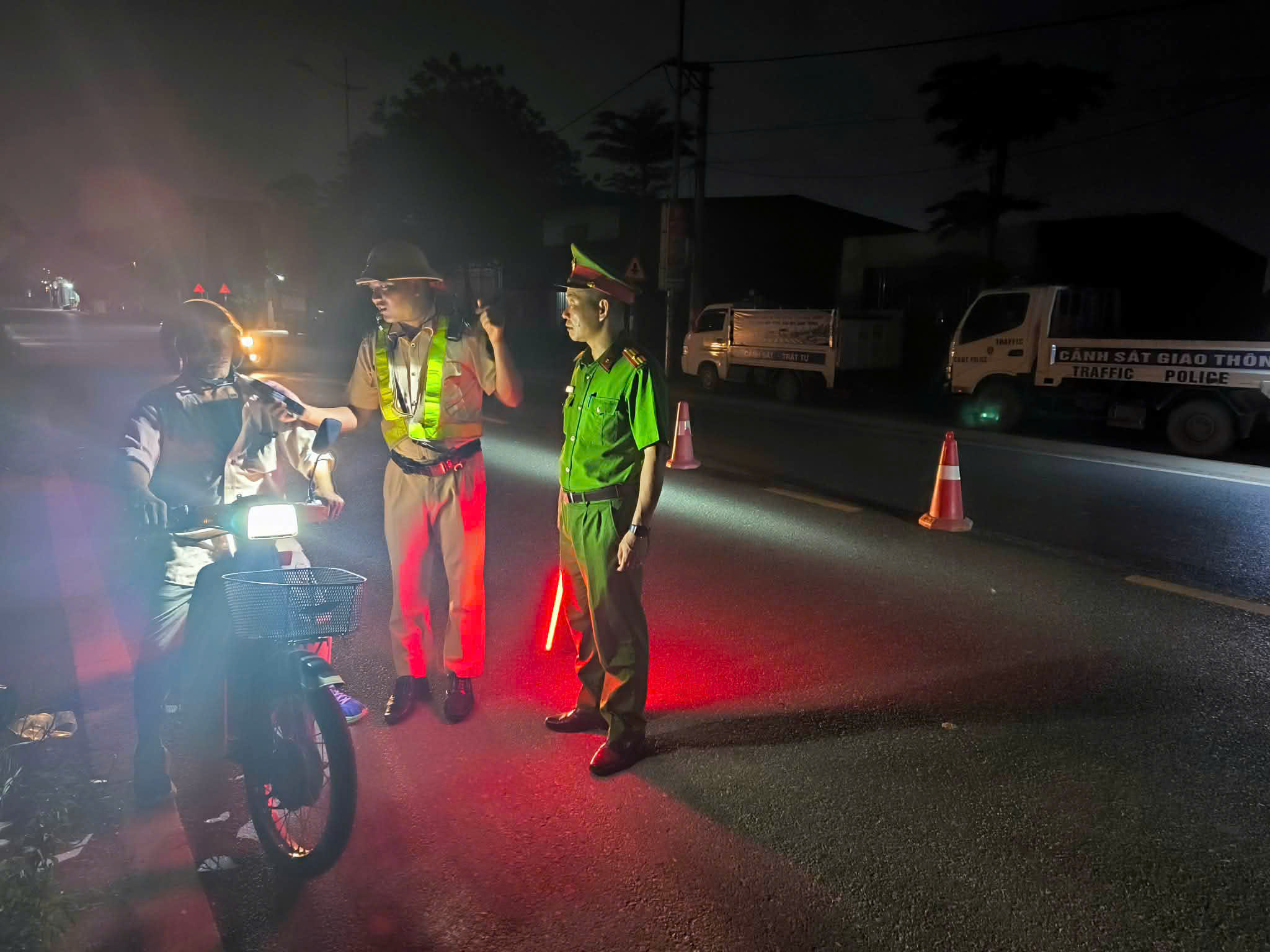 Công an xã Văn Giang tăng cường phối hợp Phòng Cảnh sát giao thông tuần tra, kiểm soát, xử lý vi phạm, bảo đảm trật tự, an toàn giao thông trên địa bàn
