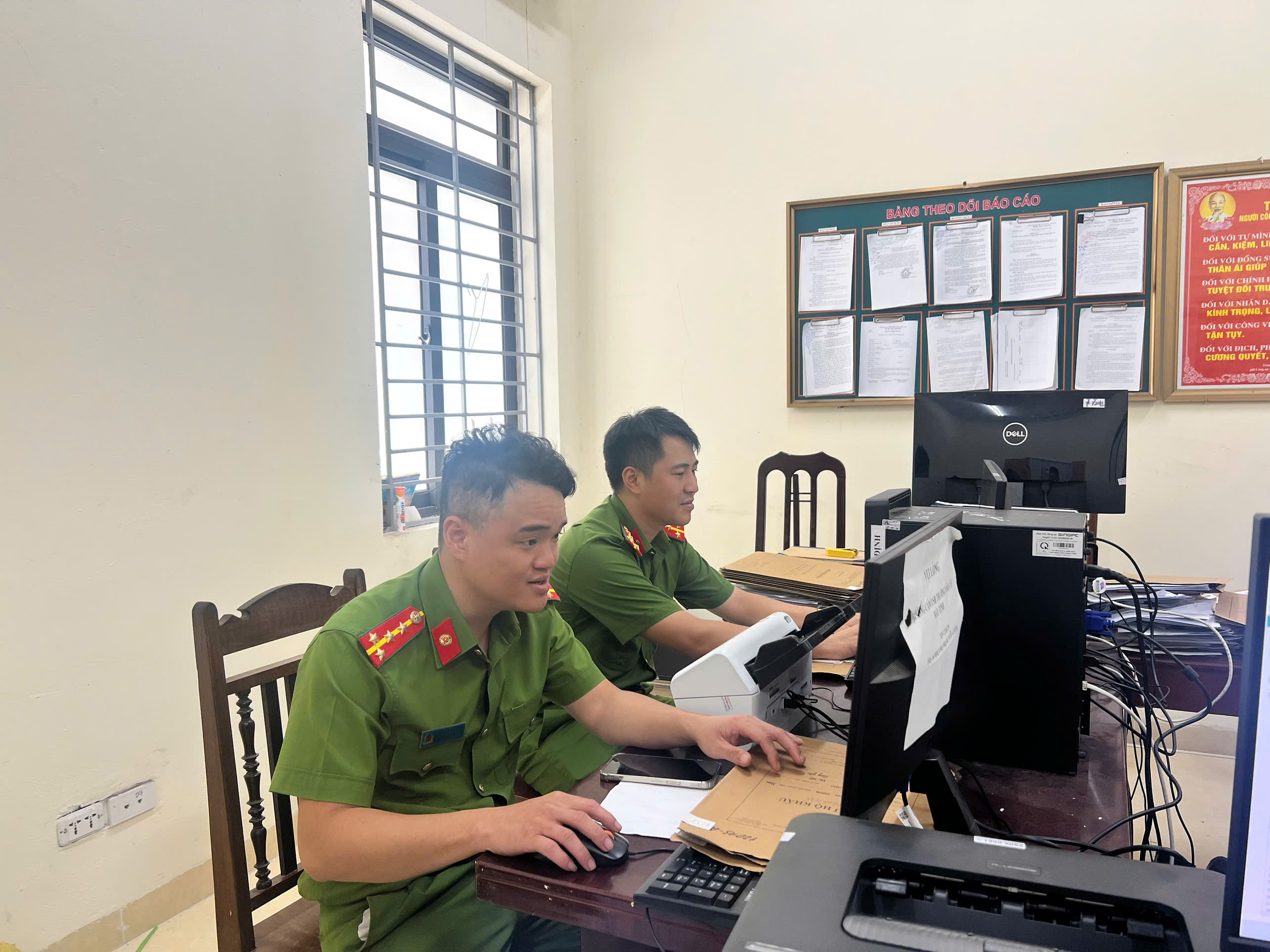 Công an xã Văn Giang phối hợp chung tay làm sạch dữ liệu đất đai, thúc đẩy chuyển đổi số