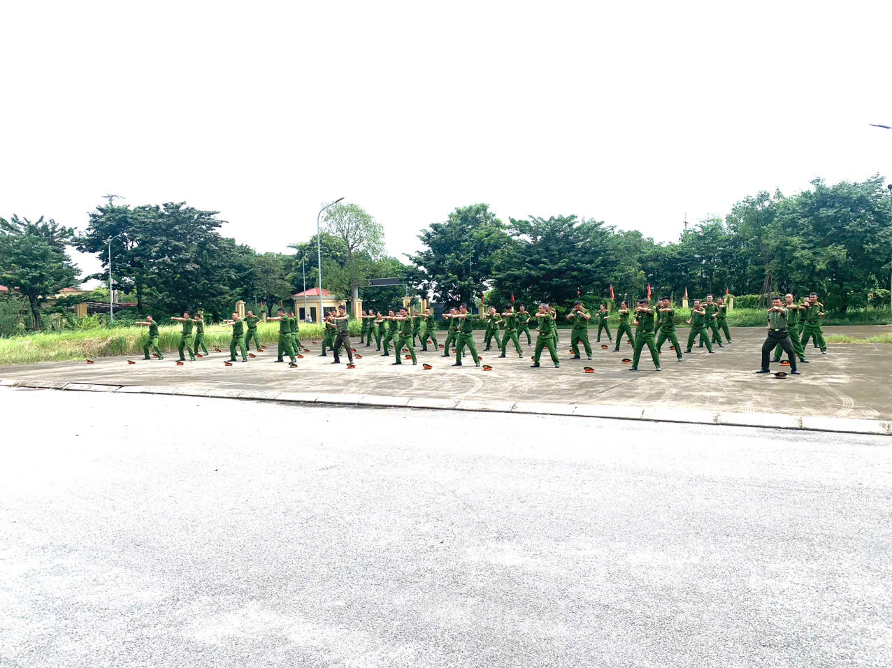 Công an xã Văn Giang nghiệm thu kết quả tập huấn điều lệnh, quân sự, võ thuật Công an nhân dân năm 2026