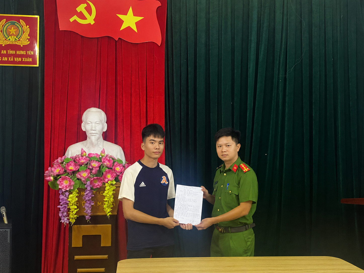 Công an xã Vạn Xuân tiếp nhận công dân đầu tiên đăng ký thực hiện nghĩa vụ tham gia Công an nhân dân năm 2027