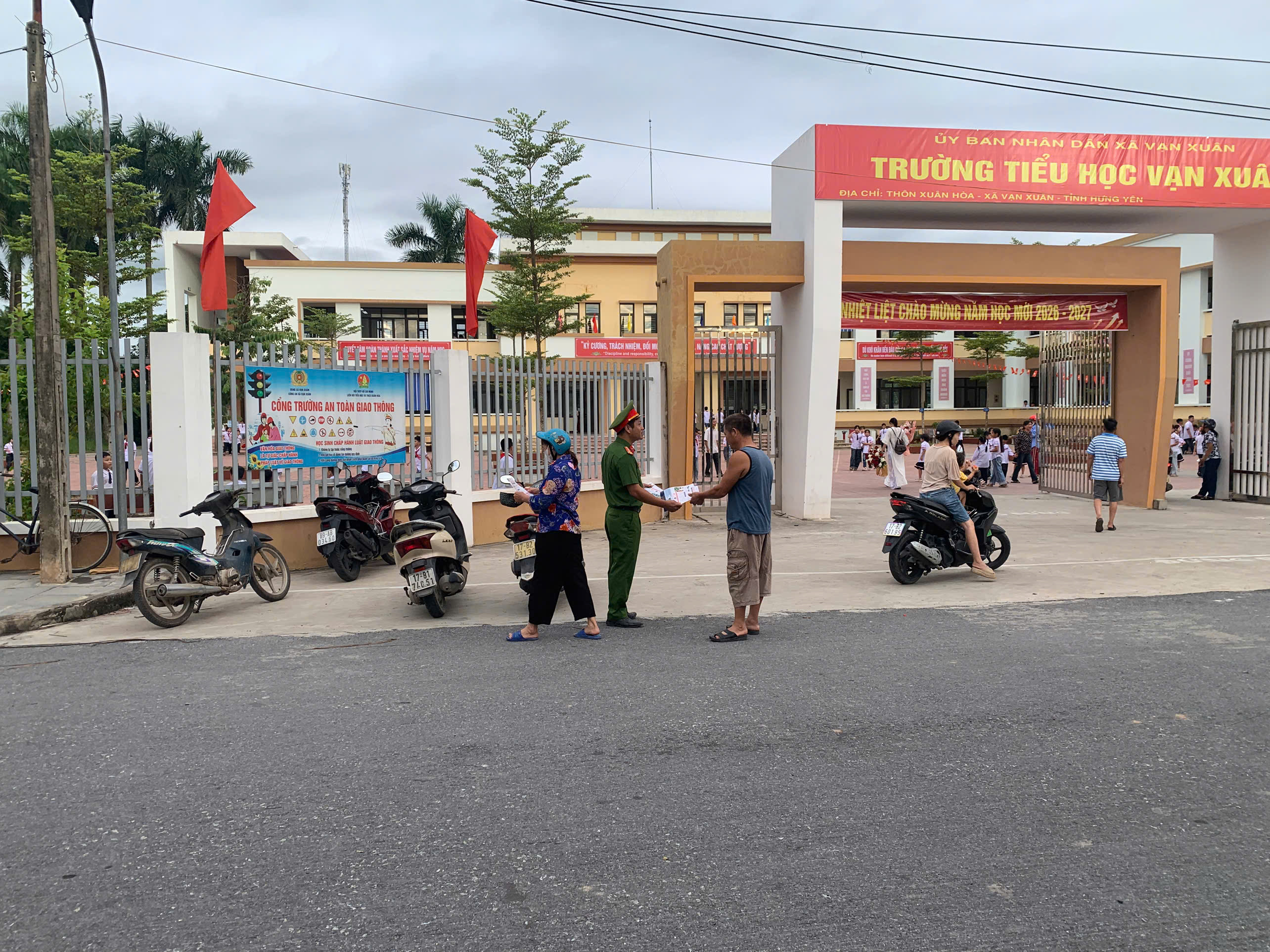 Công an xã Vạn Xuân tăng cường đảm bảo trật tự, an toàn giao thông trong ngày khai giảng năm học mới