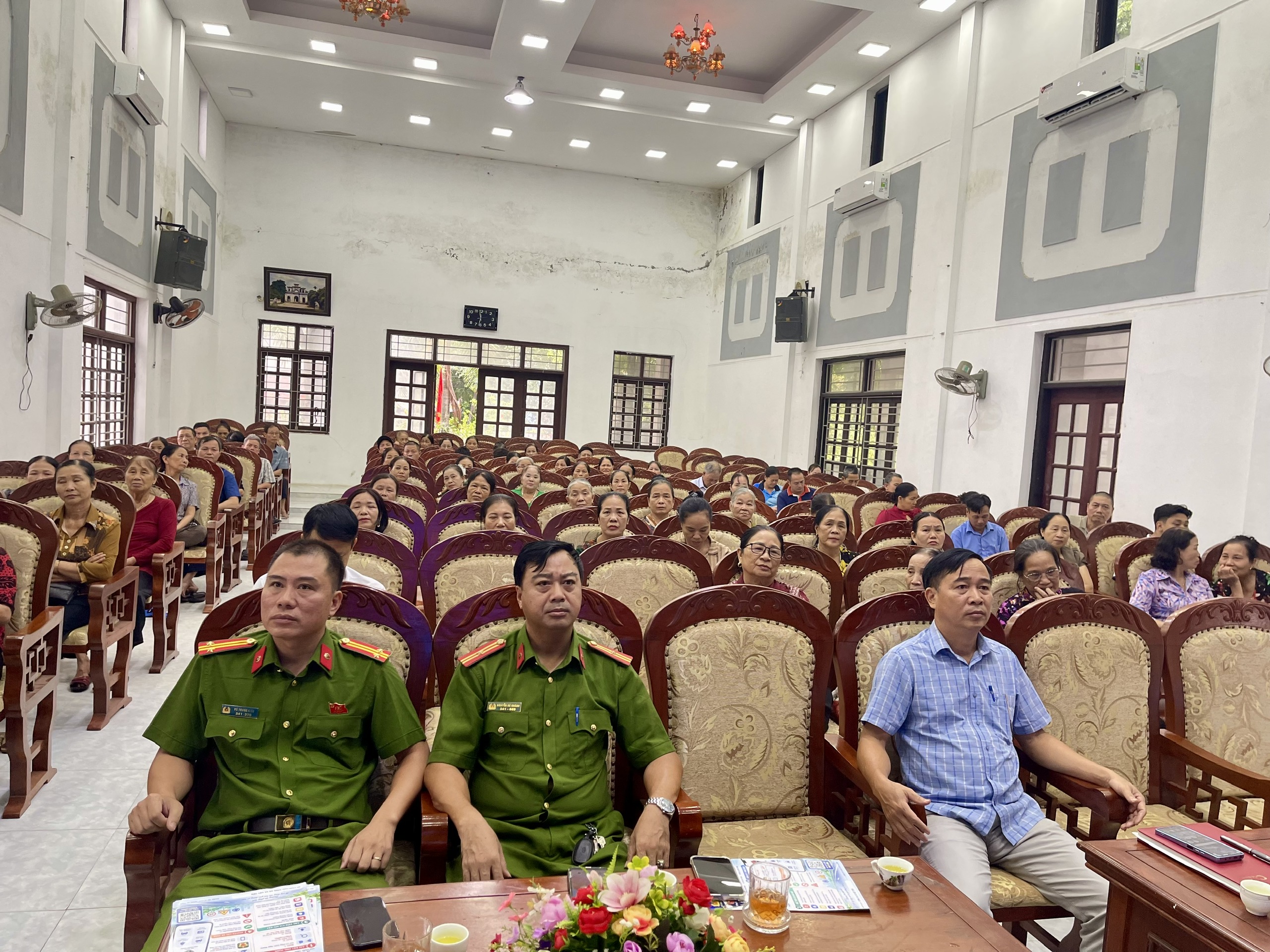 Công an xã Việt Tiến tuyên truyền, hướng dẫn hội viên Hội Nông dân xã Việt Tiến cài đặt, sử dụng ứng dụng VNeID, VNeTraffic và tham gia đóng góp ý kiến đối với dự thảo Bộ luật Hình sự (sửa đổi) trên VNeID