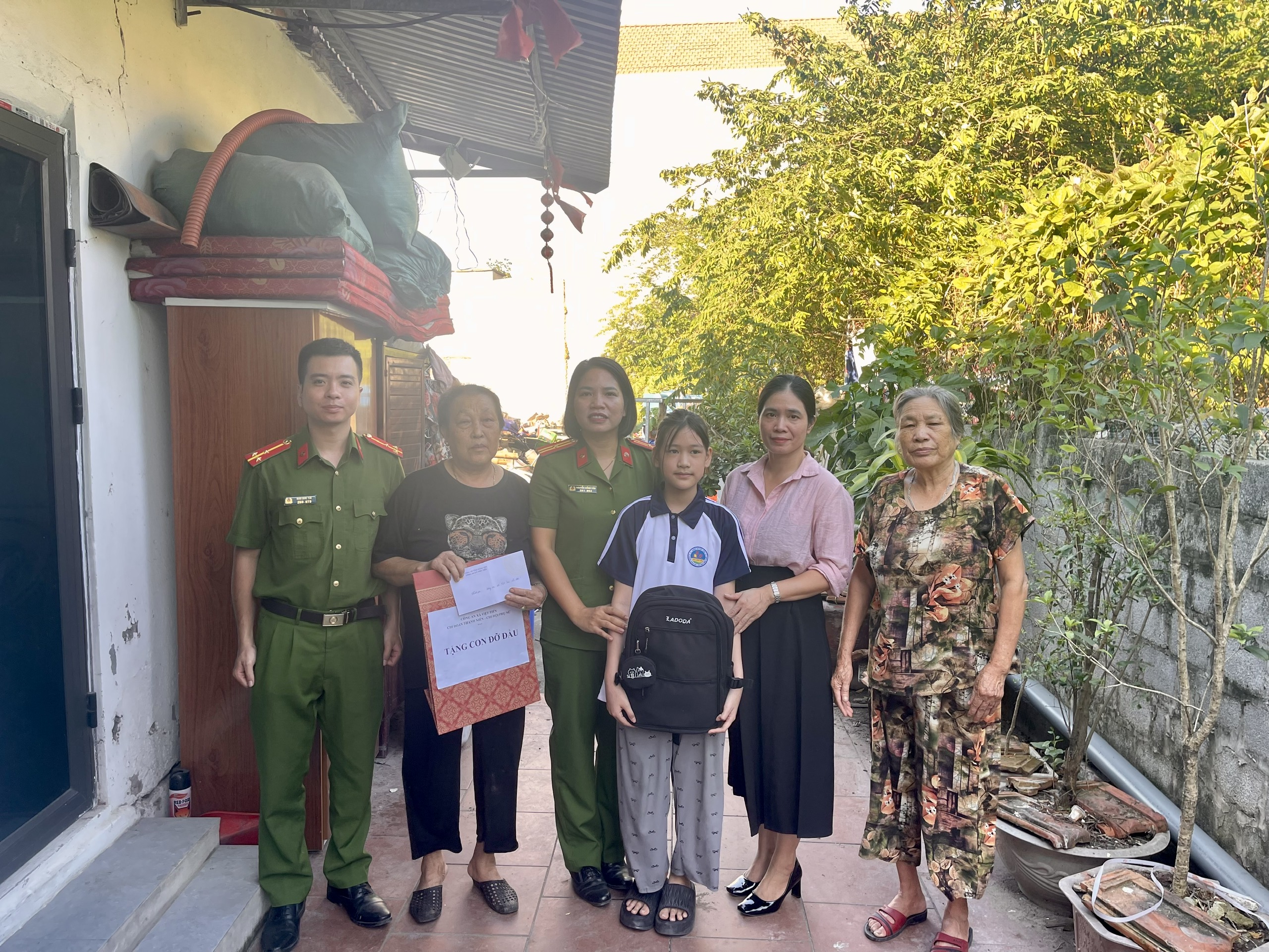 Công an xã Việt Tiến ấm áp những phần quà trước ngày khai giảng năm học mới - Tiếp thêm động lực cho các em nhỏ có hoàn cảnh khó khăn
