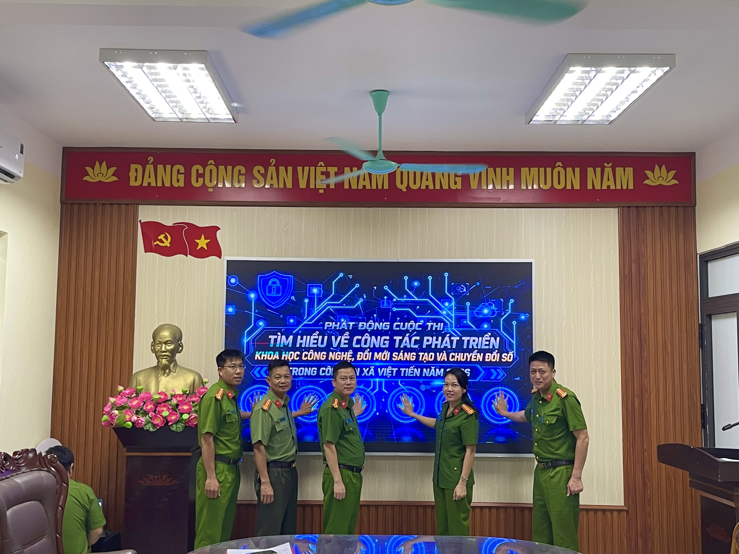 Công an xã Việt Tiến: Tổ chức cuộc thi “Tìm hiểu về phát triển khoa học công nghệ, đổi mới sáng tạo và chuyển đổi số” năm 2026