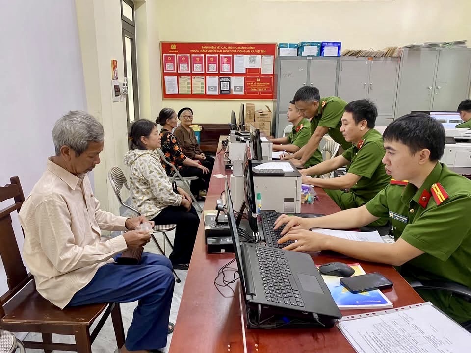 Công an xã Việt Tiến đẩy mạnh công tác thu nhận tài khoản định danh điện tử mức độ 2