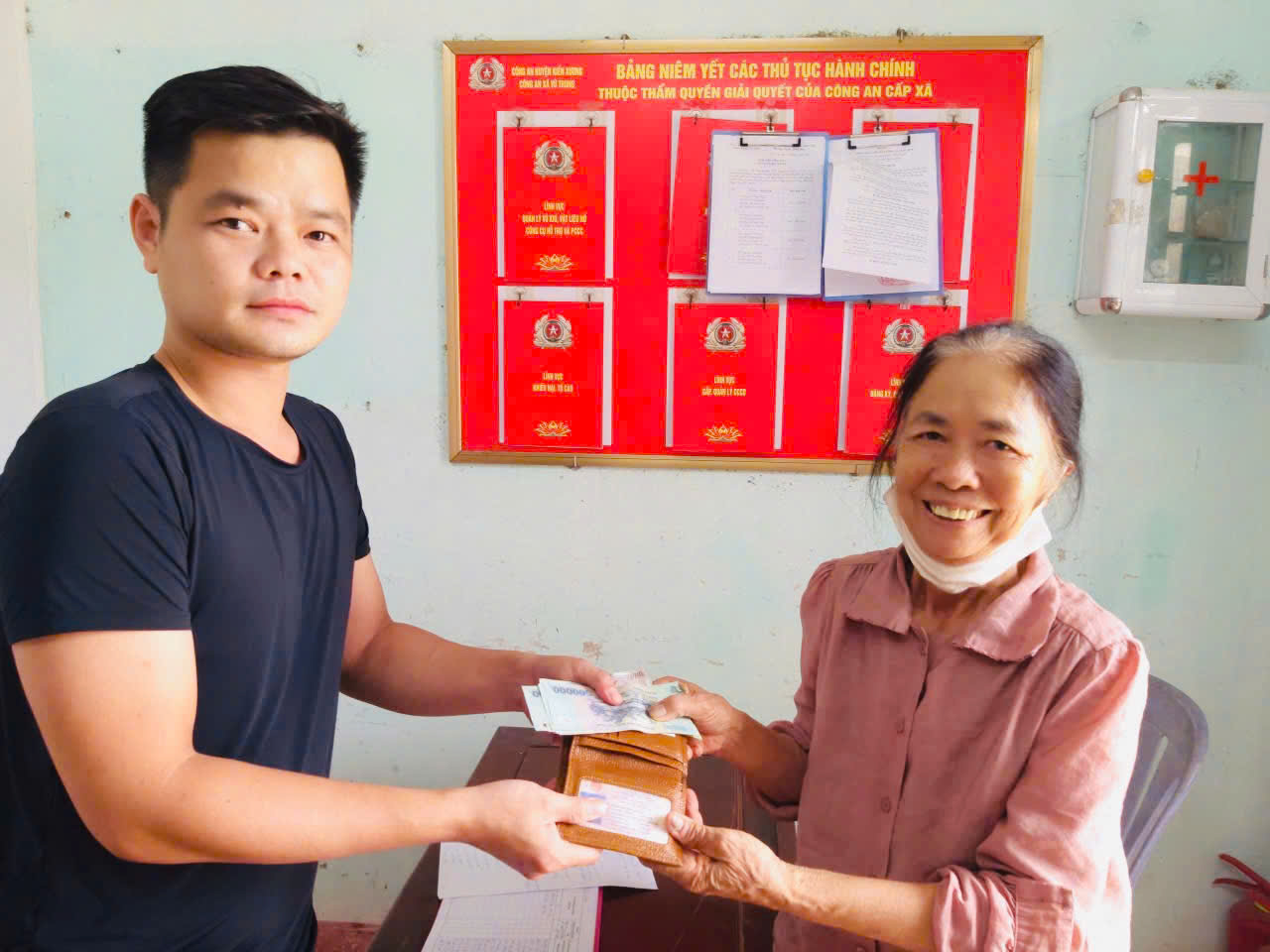 Công an xã Vũ Quý hỗ trợ người dân nhận lại tài sản bị rơi