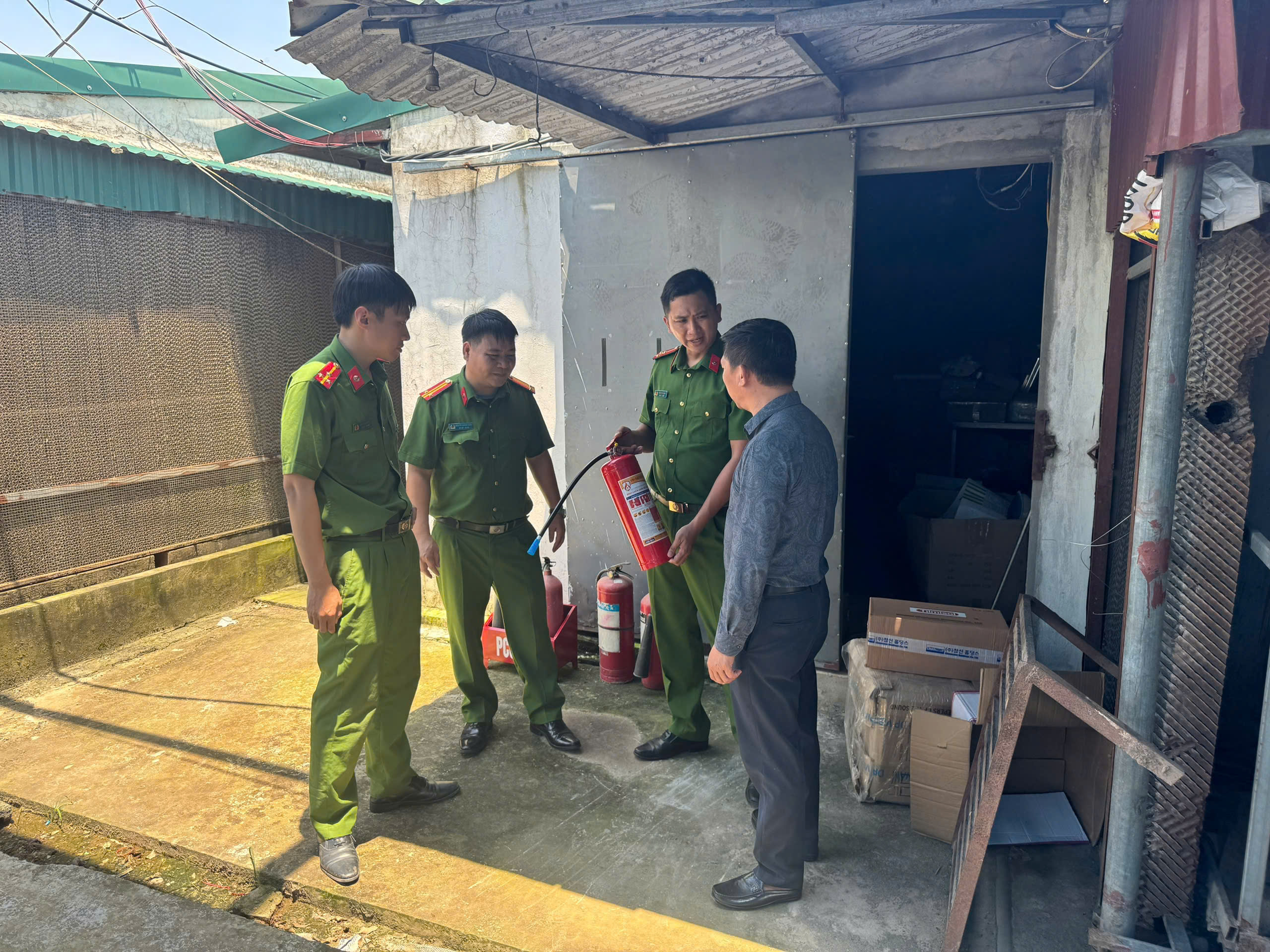 Công an xã Vũ Tiên phối hợp với Phòng Cảnh sát phòng cháy, chữa cháy và cứu nạn, cứu hộ kiểm tra, hướng dẫn công tác phòng cháy, chữa cháy tại cơ sở chăn nuôi  trên địa bàn xã