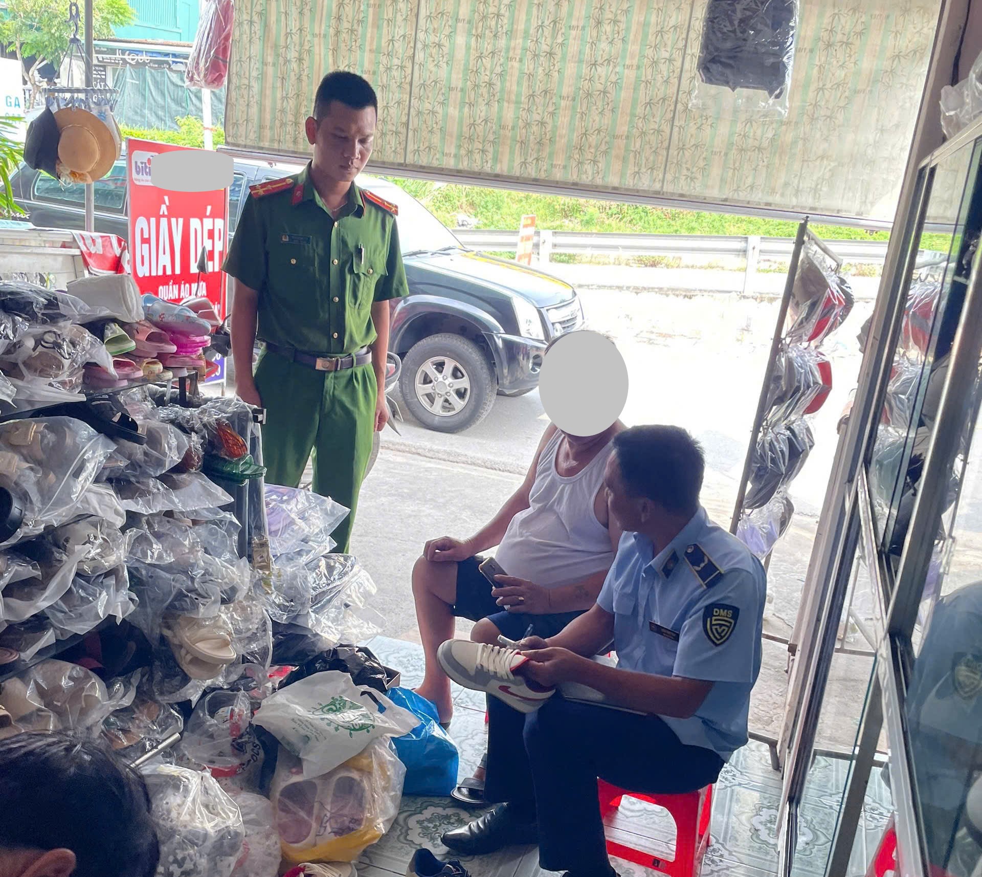 Công an xã Vũ Tiên phối hợp Đội Quản lý thị trường số 4, Chi cục Quản lý thị trường tỉnh Hưng Yên kiểm tra đột xuất hộ kinh doanh trên địa bàn xã, phát hiện hàng hóa có dấu hiệu xâm phạm quyền sở hữu công nghiệp