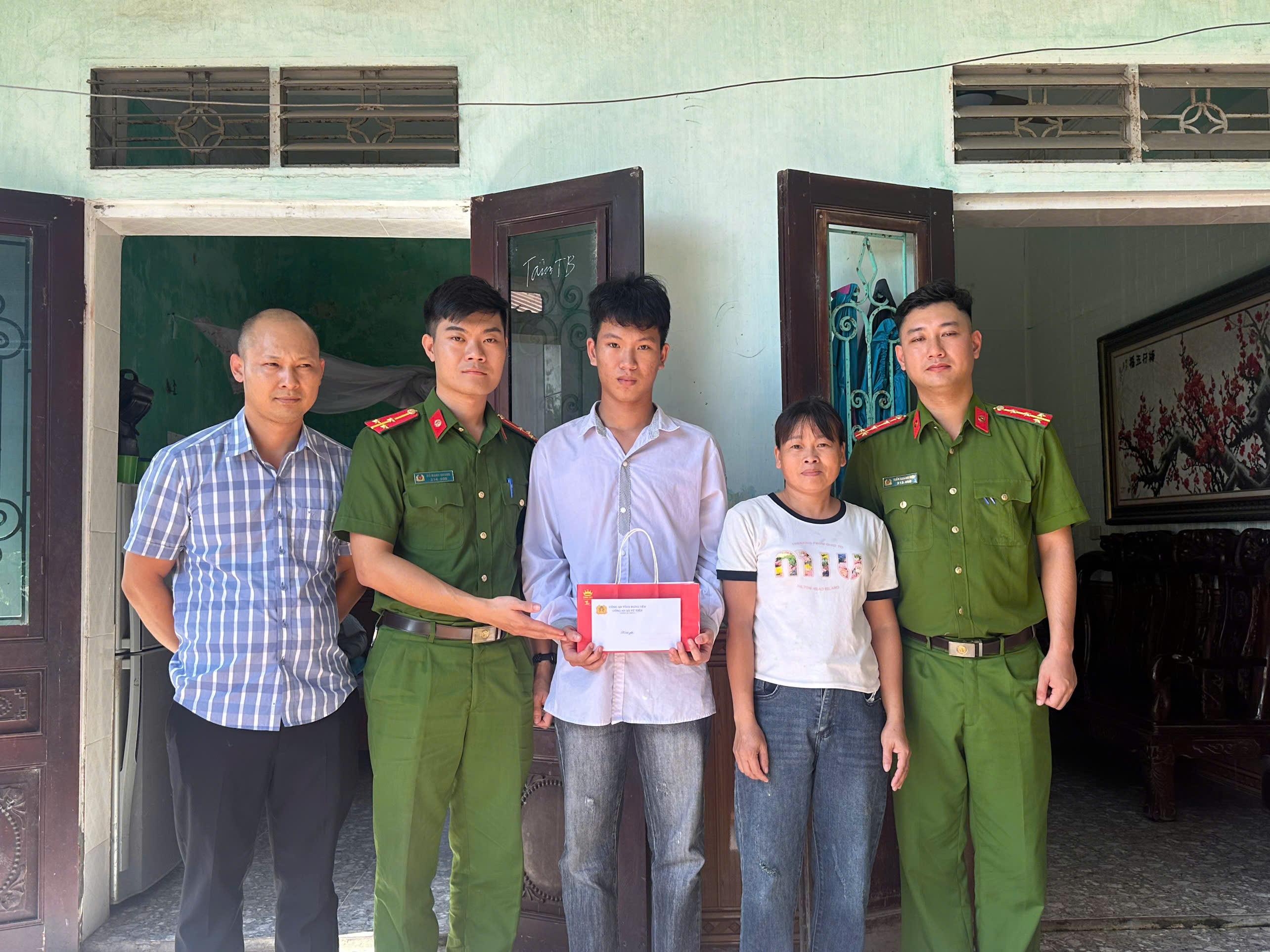 Đoàn Thanh niên Công an xã Vũ Tiên trao quà, tiếp thêm động lực cho học sinh có hoàn cảnh khó khăn thuộc diện hỗ trợ của mô hình “Học bổng đồng hành cùng em - Ươm mầm tài năng”
