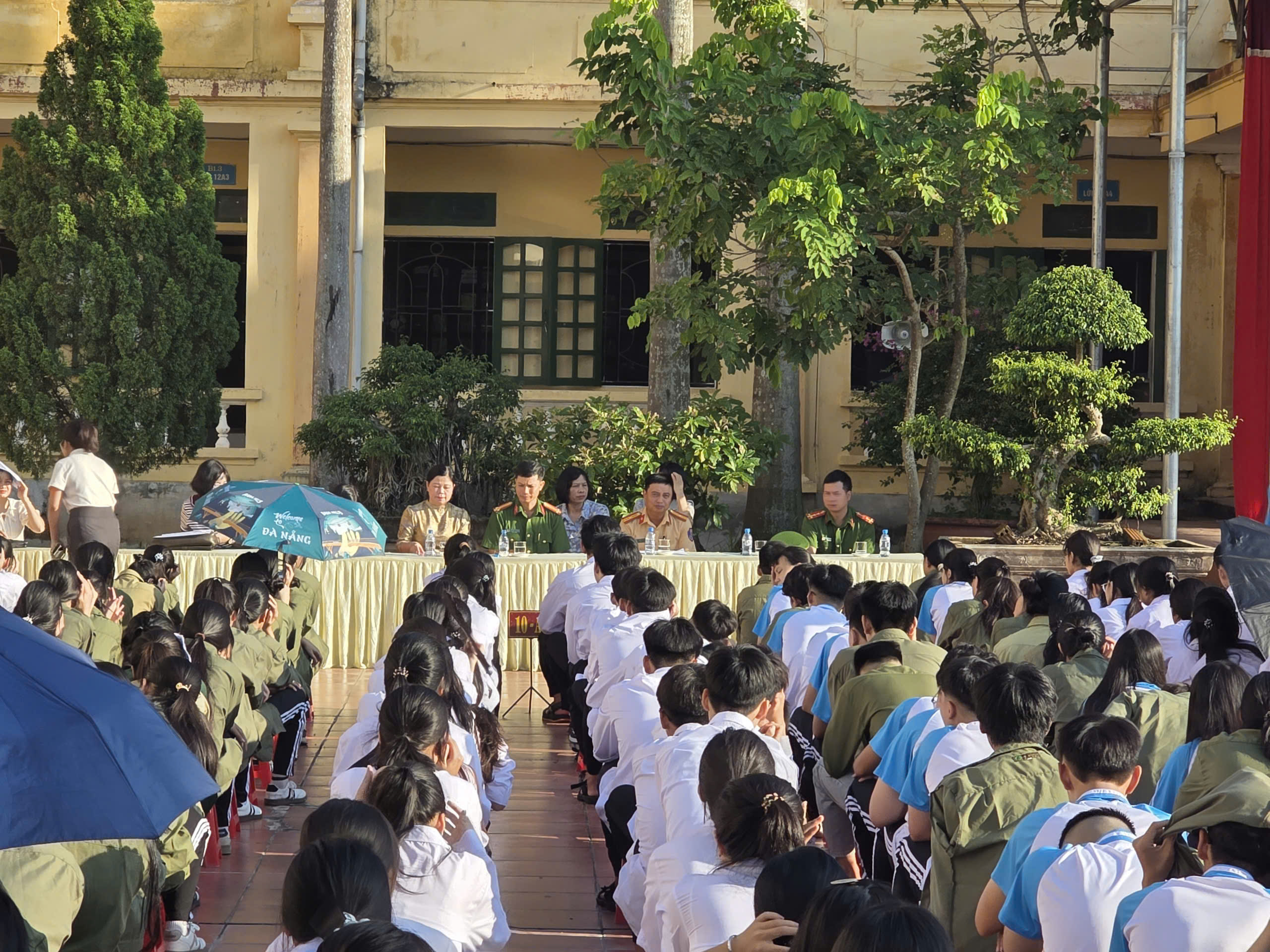 Công an xã Vũ Tiên phối hợp tuyên truyền, ký cam kết chấp hành pháp luật về trật tự, an toàn giao thông tại Trường THPT Phạm Quang Thẩm