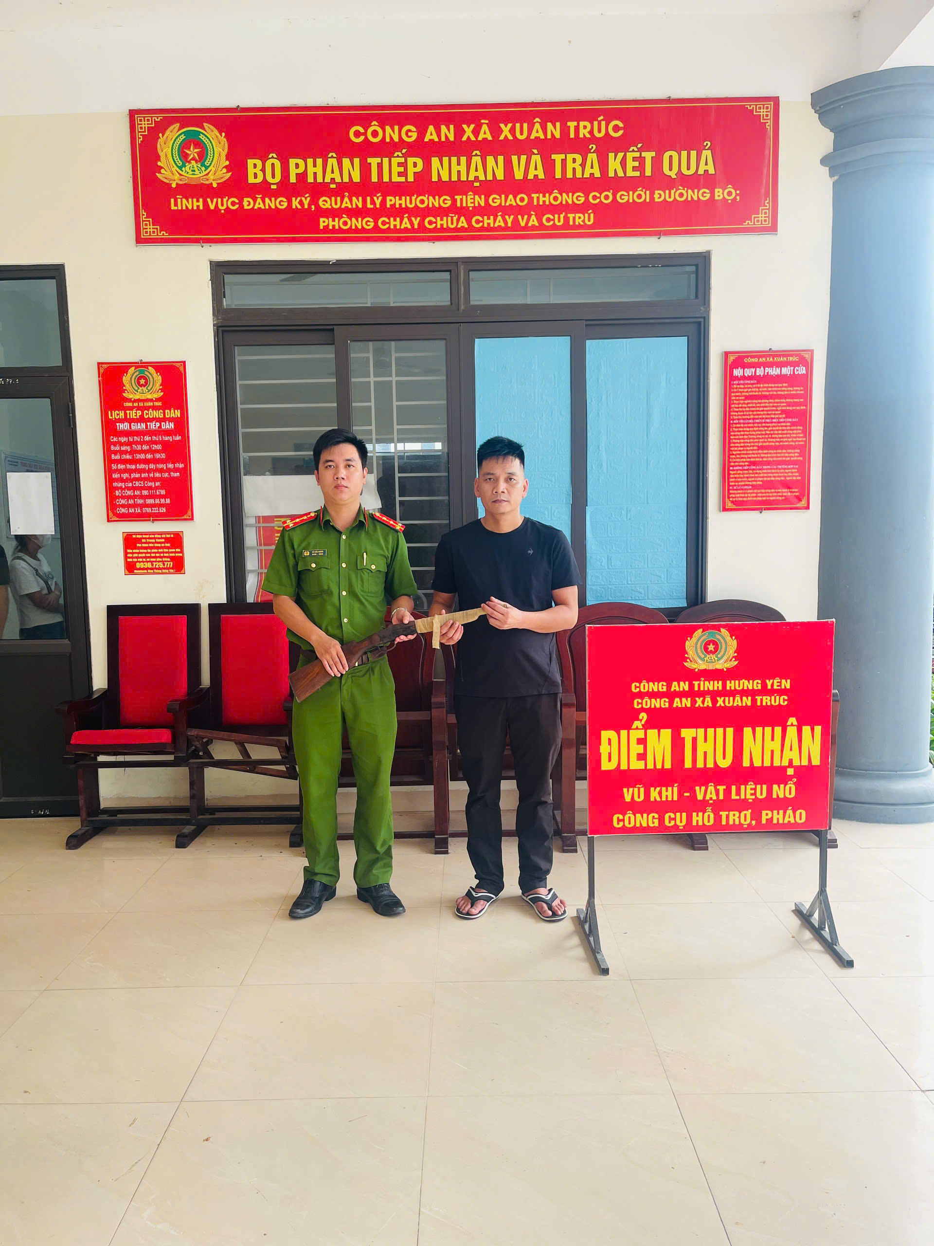 Công an xã Xuân Trúc tiếp nhận vũ khí, pháo do người dân tự giác giao nộp