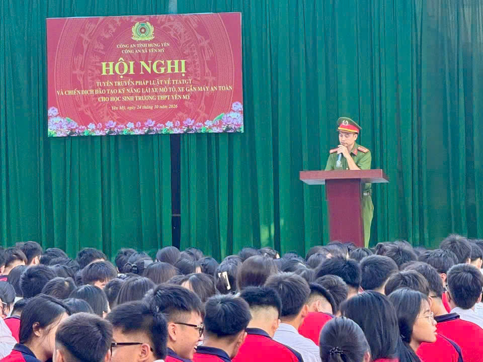 Công an xã Yên Mỹ tuyên truyền pháp luật về trật tự, an toàn giao thông tại Trường THPT Yên Mỹ