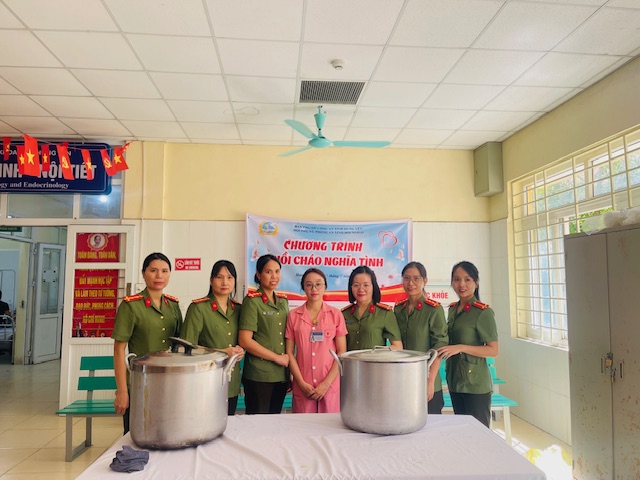 Hội phụ nữ phòng An ninh đối ngoại với “Nồi cháo nghĩa tình” tại Bệnh viện đa khoa tỉnh Hưng Yên