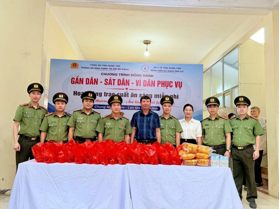 Phòng An ninh chính trị nội bộ - Công an tỉnh Hưng Yên tổ chức phát suất ăn miễn phí tại Bệnh viện Đa khoa Phù Cừ