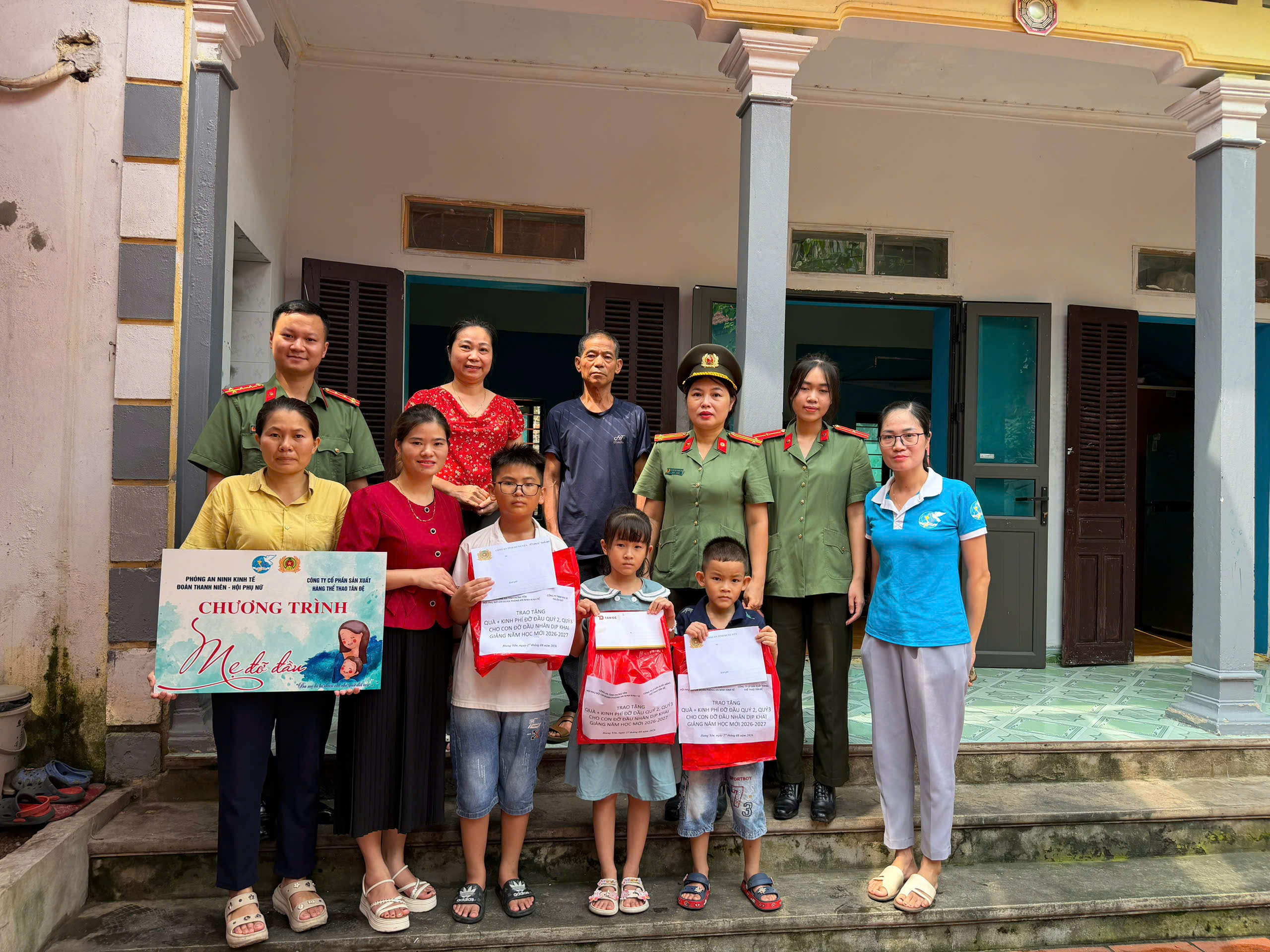 Chi Đoàn - Hội Phụ nữ Phòng An ninh kinh tế duy trì hiệu quả Chương trình “Mẹ đỡ đầu”, tiếp sức trẻ em có hoàn cảnh khó khăn trước thềm năm học mới.