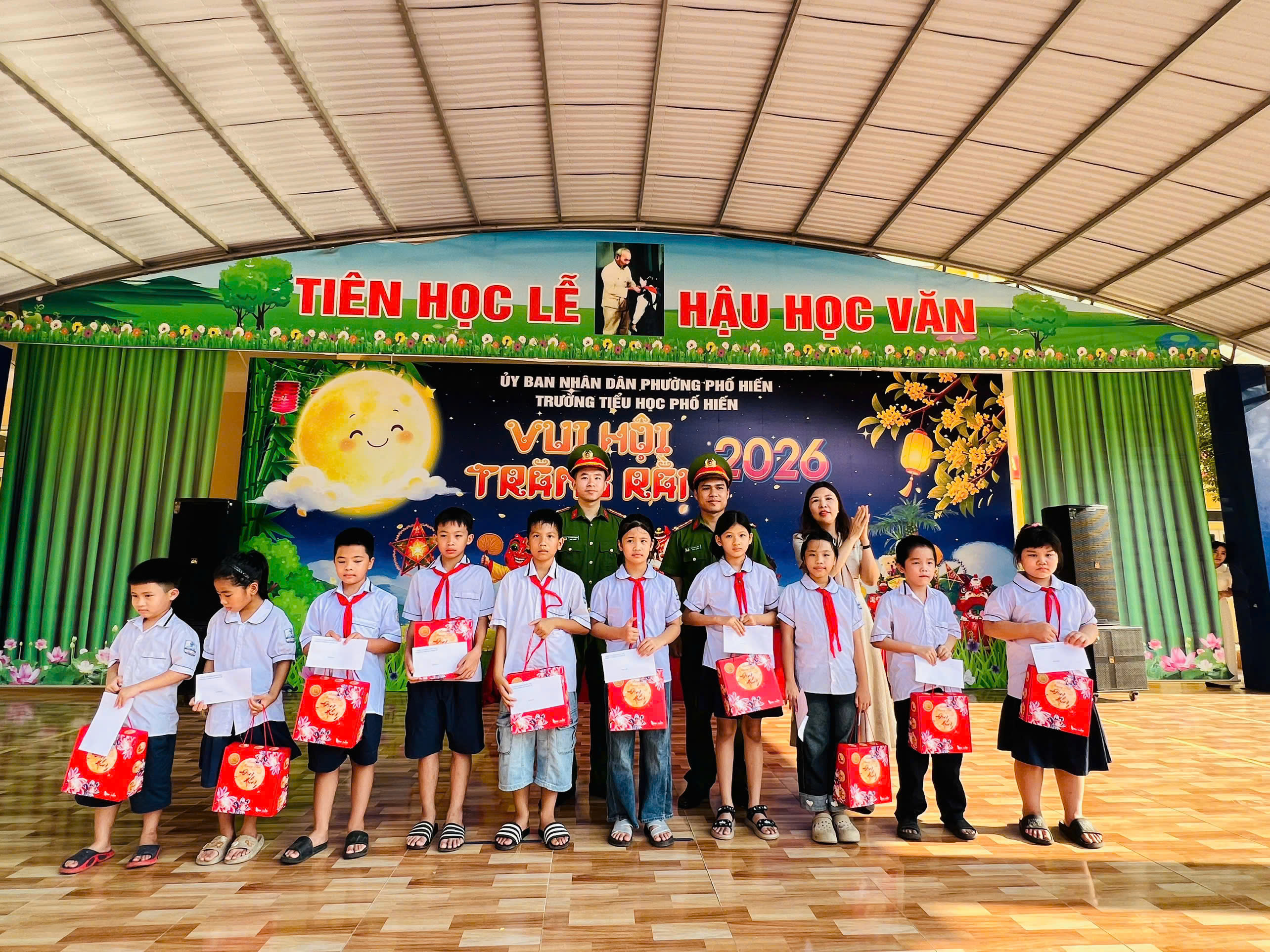 Chi đoàn Phòng Cảnh sát kinh tế trao quà Trung thu cho học sinh có hoàn cảnh khó khăn tại Trường tiểu học Phố Hiến