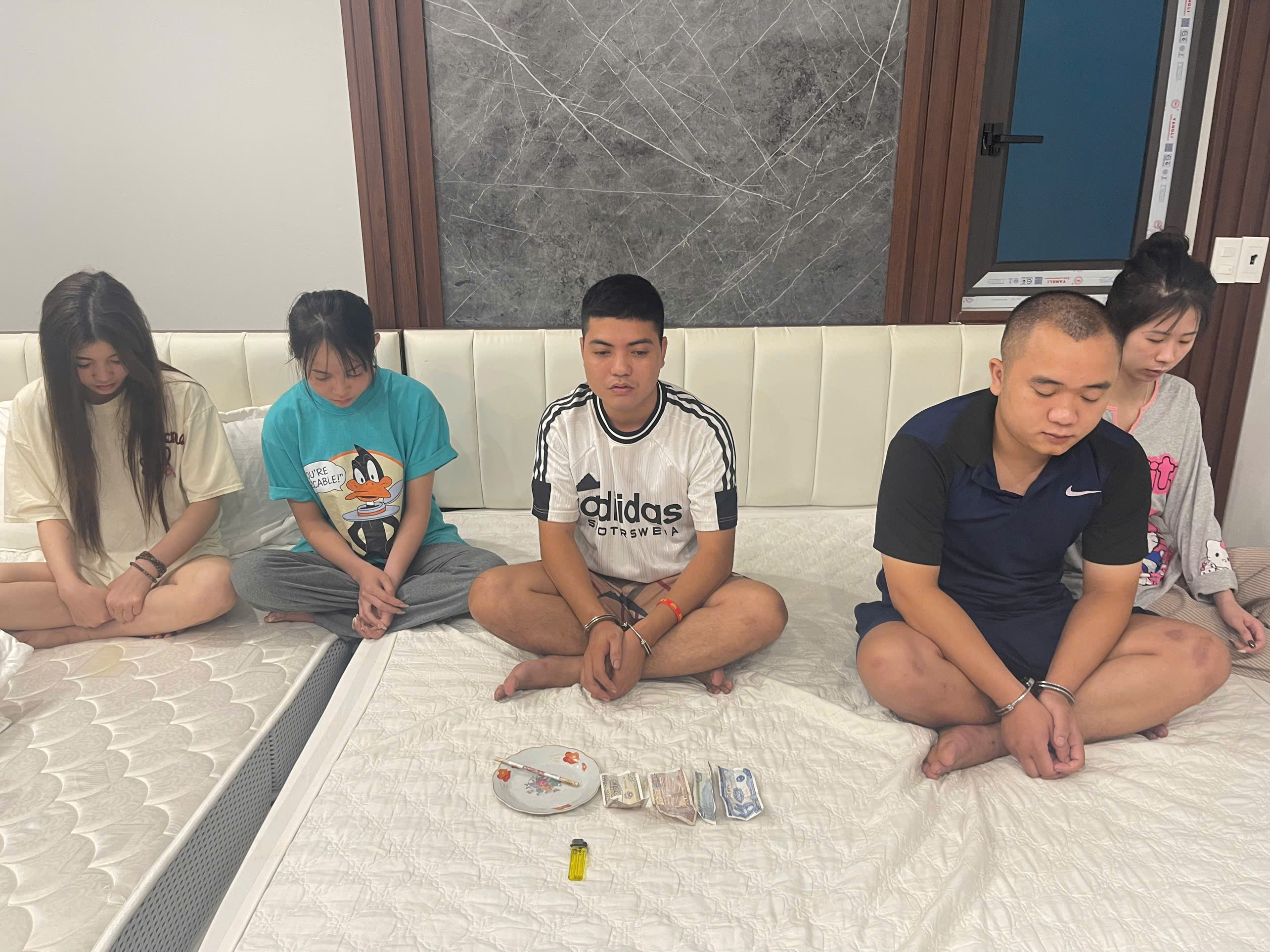 Phòng Cảnh sát điều tra tội phạm về ma tuý Công an tỉnh Hưng Yên phát hiện nhóm 5 đối tượng tổ chức sử dụng ma tuý tại nhà nghỉ thuộc xã Nguyễn Văn Linh