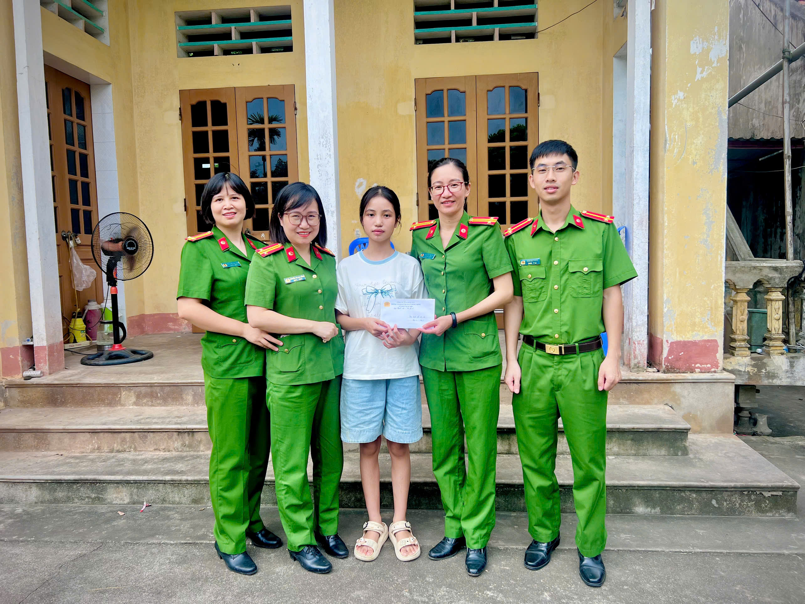 Hội Phụ nữ, Đoàn Thanh niên Phòng Cảnh sát Quản lý hành chính về trật tự xã hội thăm, tặng quà con đỡ đầu nhân dịp khai giảng năm học mới