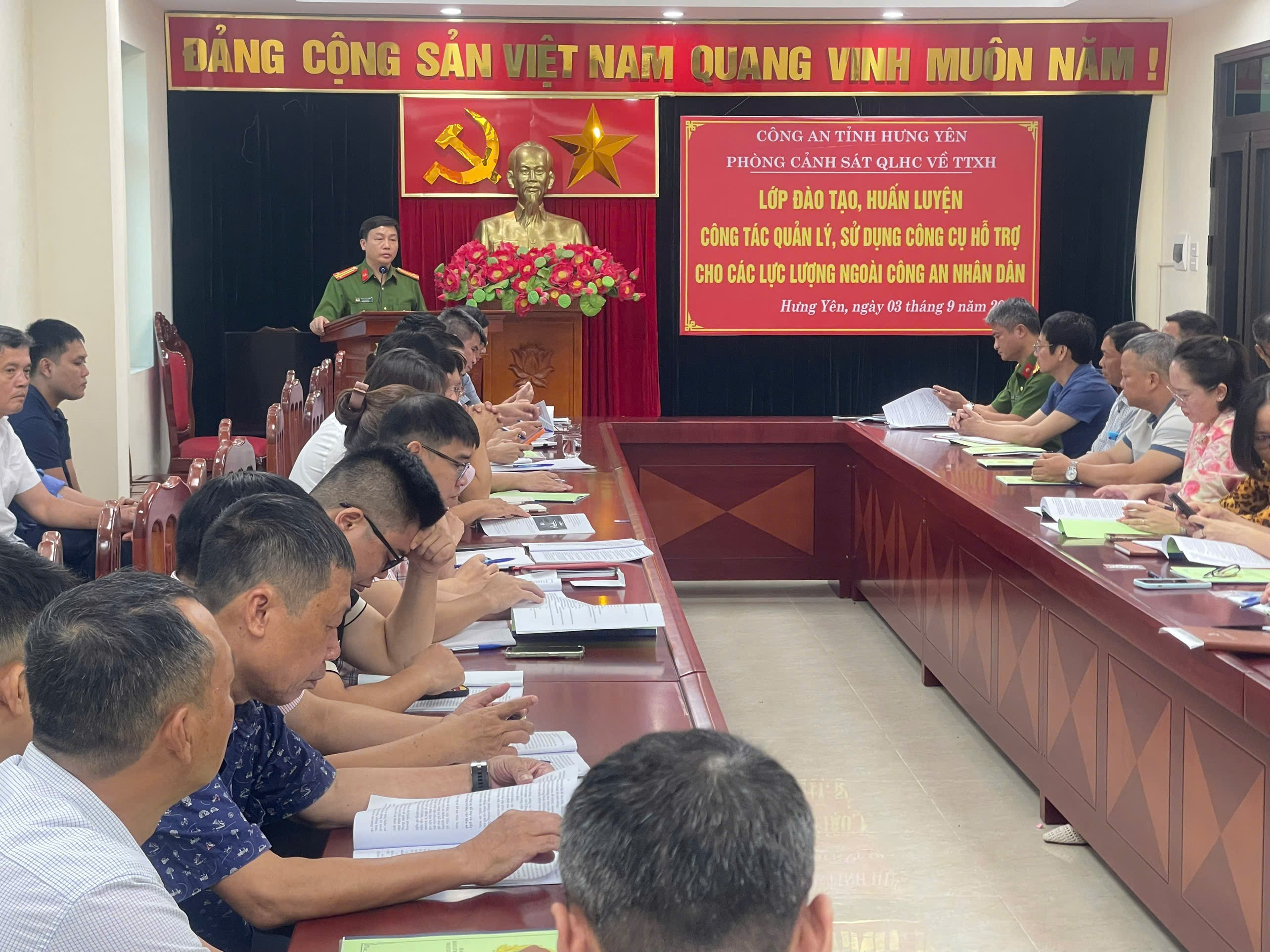 Tổ chức lớp đào tạo, huấn luyện công tác quản lý, sử dụng công cụ hỗ trợ cho các lực lượng ngoài Công an nhân dân năm 2026