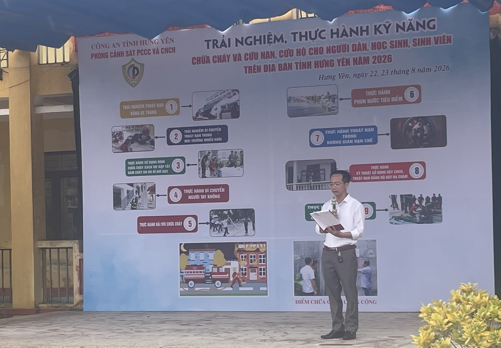 Đội Chữa cháy và CNCH Trung tâm: Tổ chức tuyên truyền, trải nghiệm kỹ năng phòng cháy, chữa cháy, cứu nạn, cứu hộ cho cán bộ, giáo viên và học sinh Trường Tiểu học Hoàng Hoa Thám