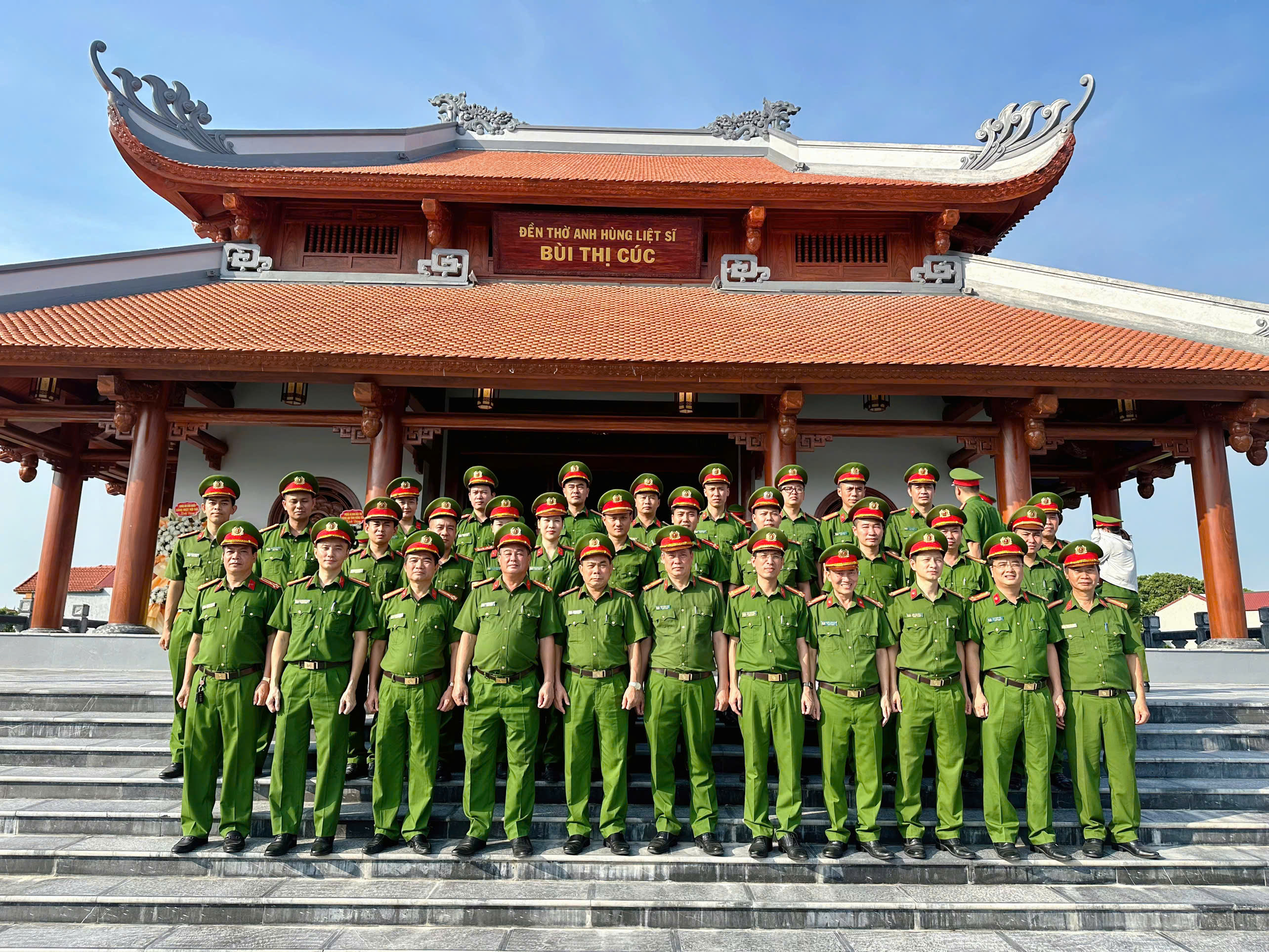 Phòng Cảnh sát PCCC và CNCH dâng hương tại Khu lưu niệm Anh hùng liệt sĩ CAND Bùi Thị Cúc