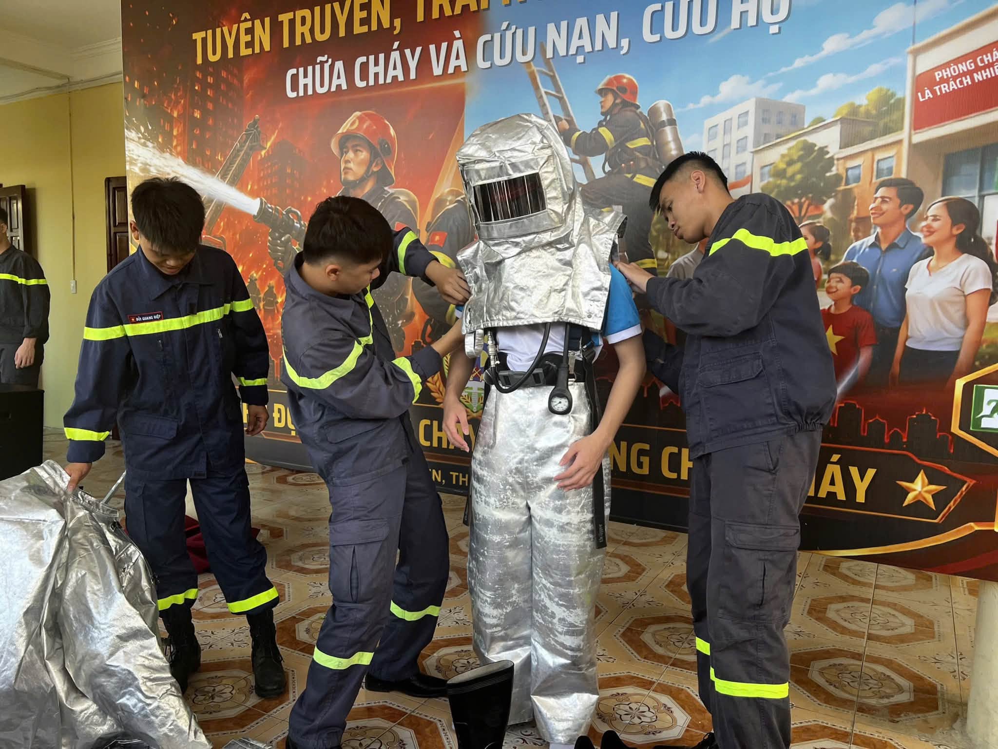 Đội Chữa cháy và cứu nạn, cứu hộ khu vực Hưng Hà tổ chức tuyên truyền, trải nghiệm thực hành chữa cháy và cứu nạn, cứu hộ