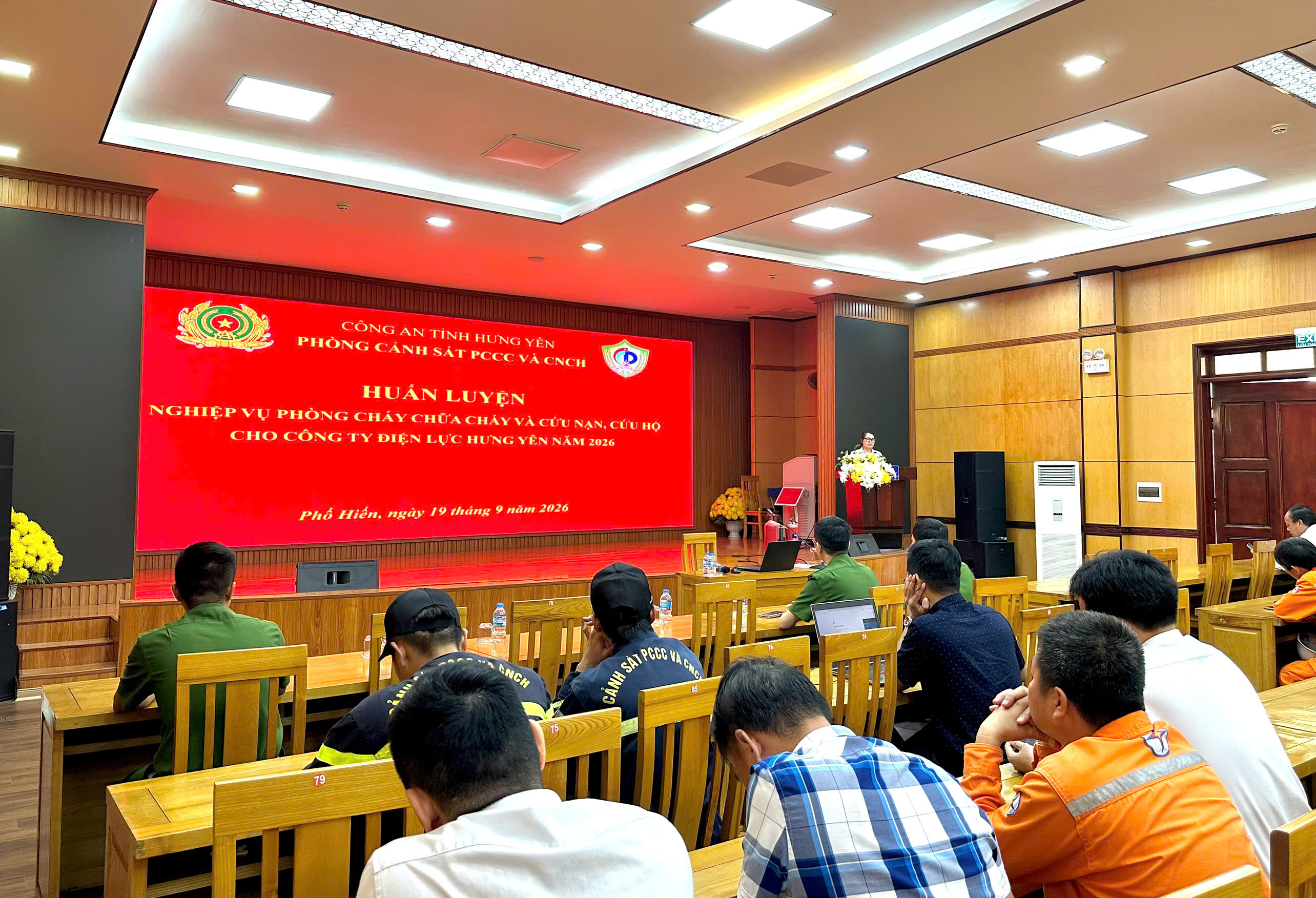 Tổ chức huấn luyện, bồi dưỡng nghiệp vụ phòng cháy, chữa cháy và cứu nạn, cứu hộ cho cán bộ, người lao động tại Công ty Điện lực Hưng Yên