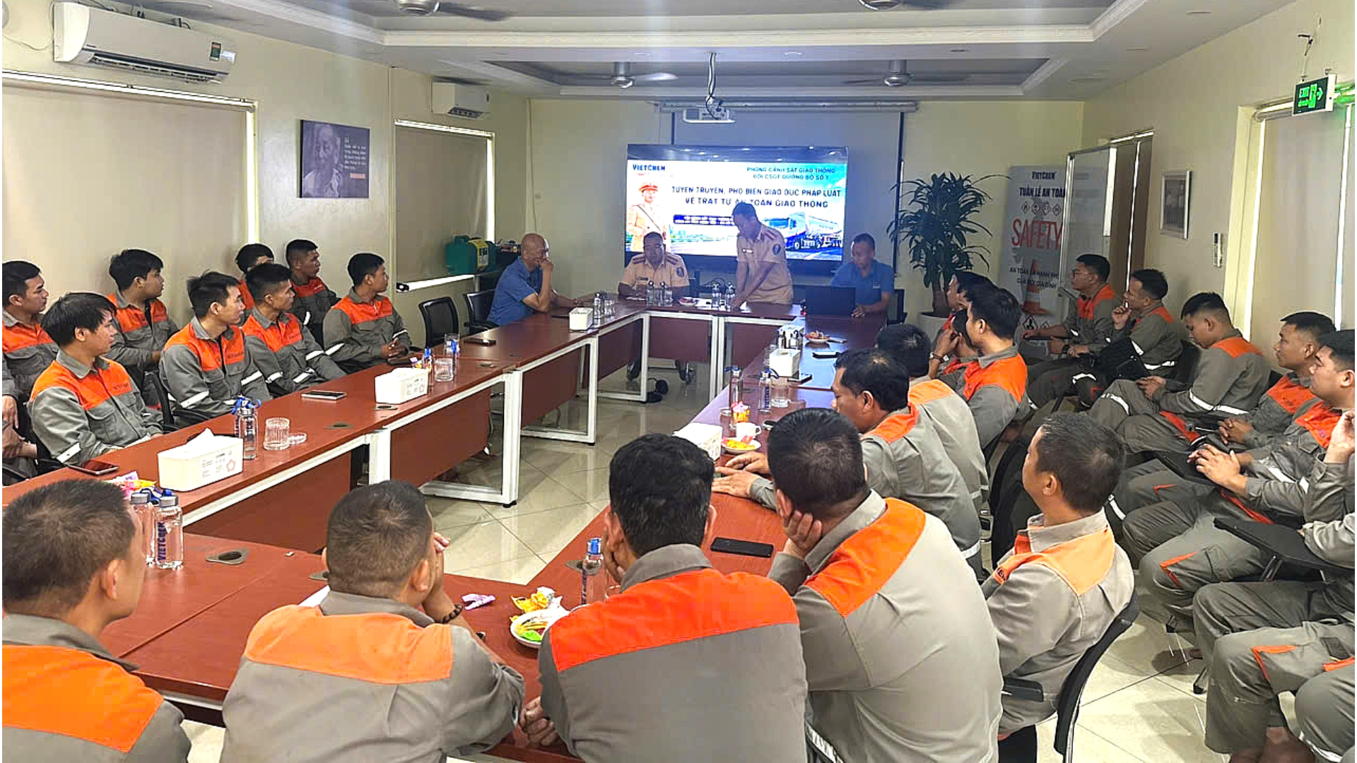 Đội Cảnh sát giao thông đường bộ số 1, Phòng Cảnh sát giao thông tuyên truyền, phổ biến, giáo dục pháp luật về luật trật tự an toàn giao thông tại Công ty TNHH Việt Chem