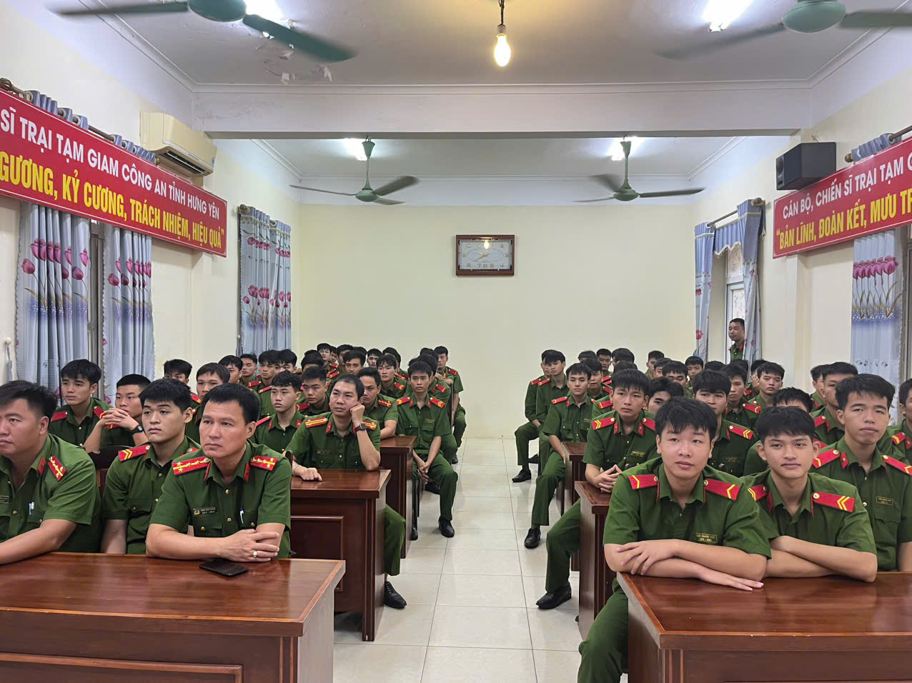 Trại tạm giam số 1 tổ chức Hội nghị phổ biến, quán triệt Luật thi hành tạm giữ, tạm giam và cấm đi khỏi nơi cư trú, các văn bản liên quan đến công tác vũ trang bảo vệ các cơ sở giam giữ.