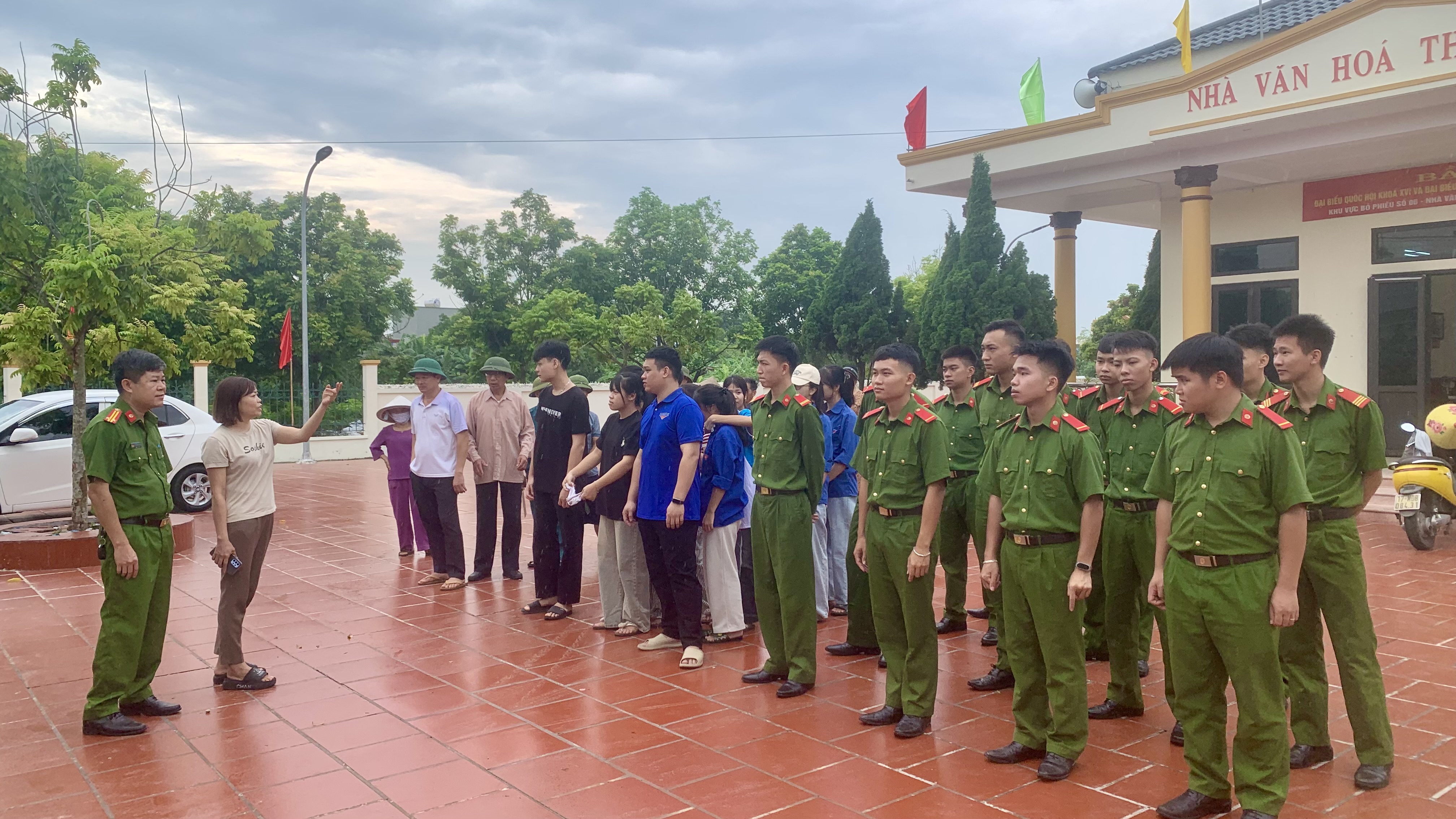 Phân trại tạm giam Tiền Hải – Trại tạm giam số 2 phối hợp với Thôn Đông, xã Ái Quốc tổ chức ra quân tổng vệ sinh môi trường trên địa bàn