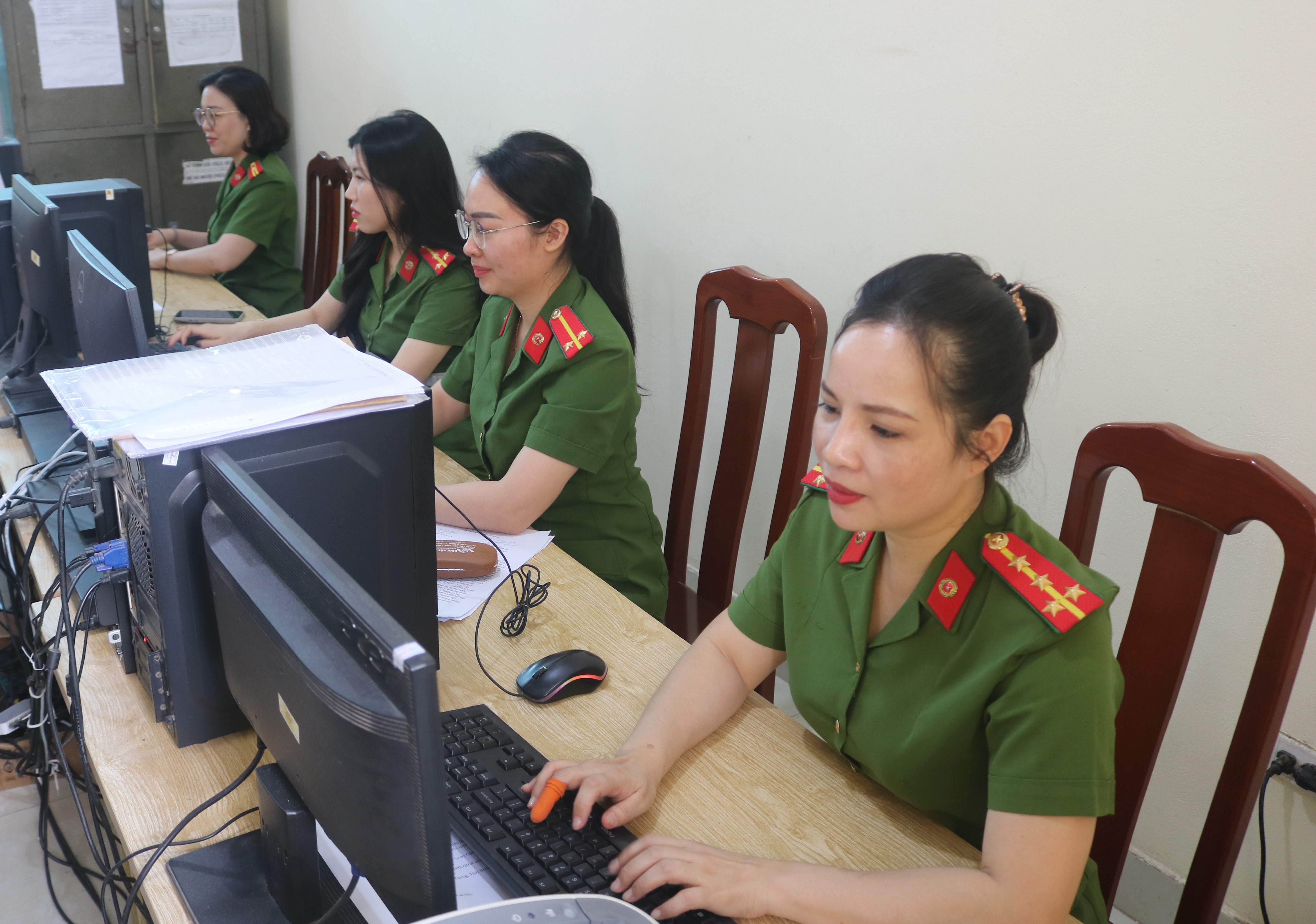 Từ những trang hồ sơ giấy đến cơ sở dữ liệu số – hành trình chuyển mình  trong công tác hồ sơ can phạm nhân của Công an tỉnh Hưng Yên