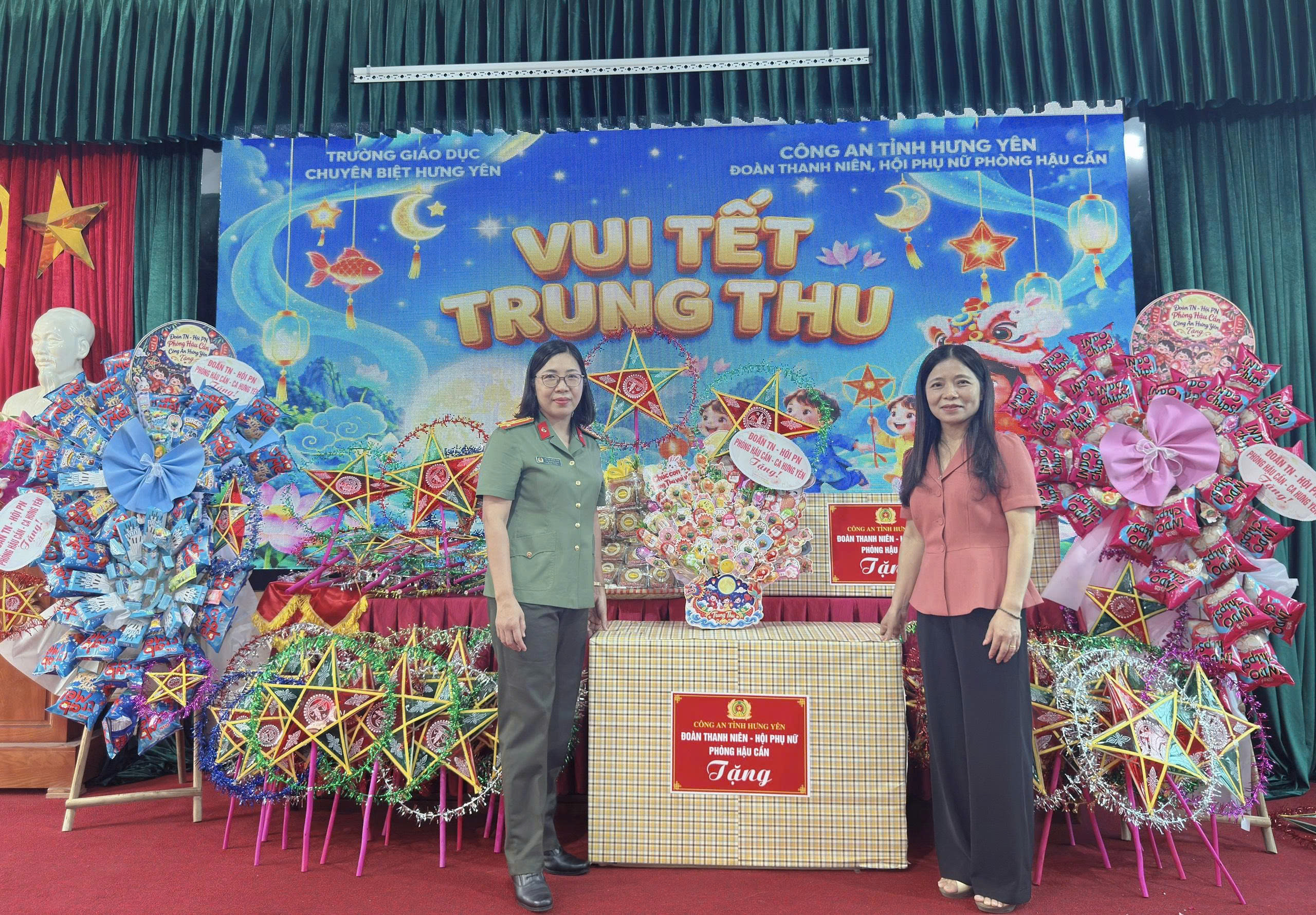 Ấm áp mùa trăng yêu thương - Đoàn Thanh niên, Hội Phụ nữ Phòng Hậu cần tặng quà nhân dịp Tết Trung thu tại Trường Giáo dục Chuyên biệt Hưng Yên