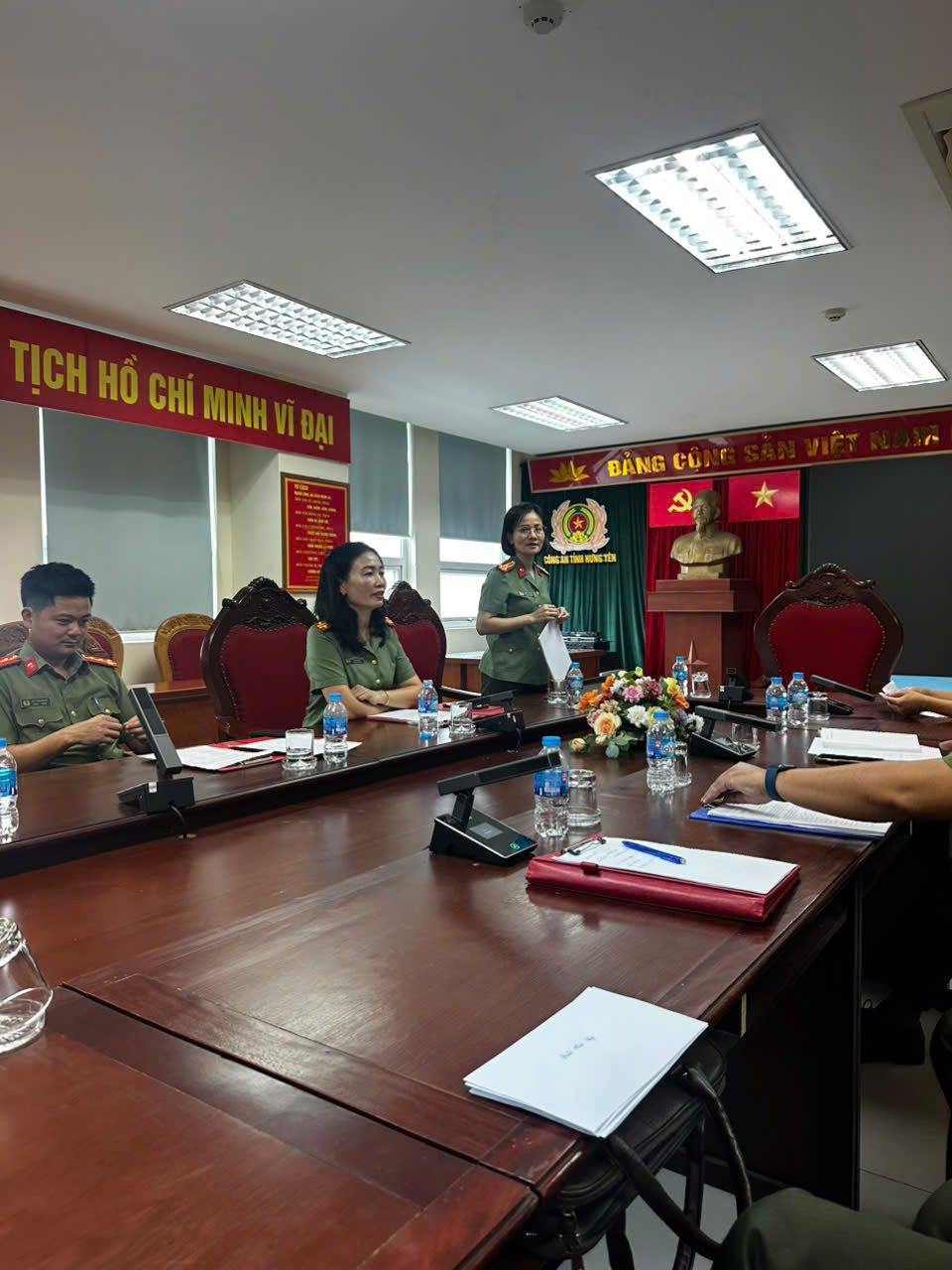 Thượng tá Trần Thị Hải Yên - Phó Trưởng phòng Tổ chức cán bộ phát biểu tại buổi làm việc