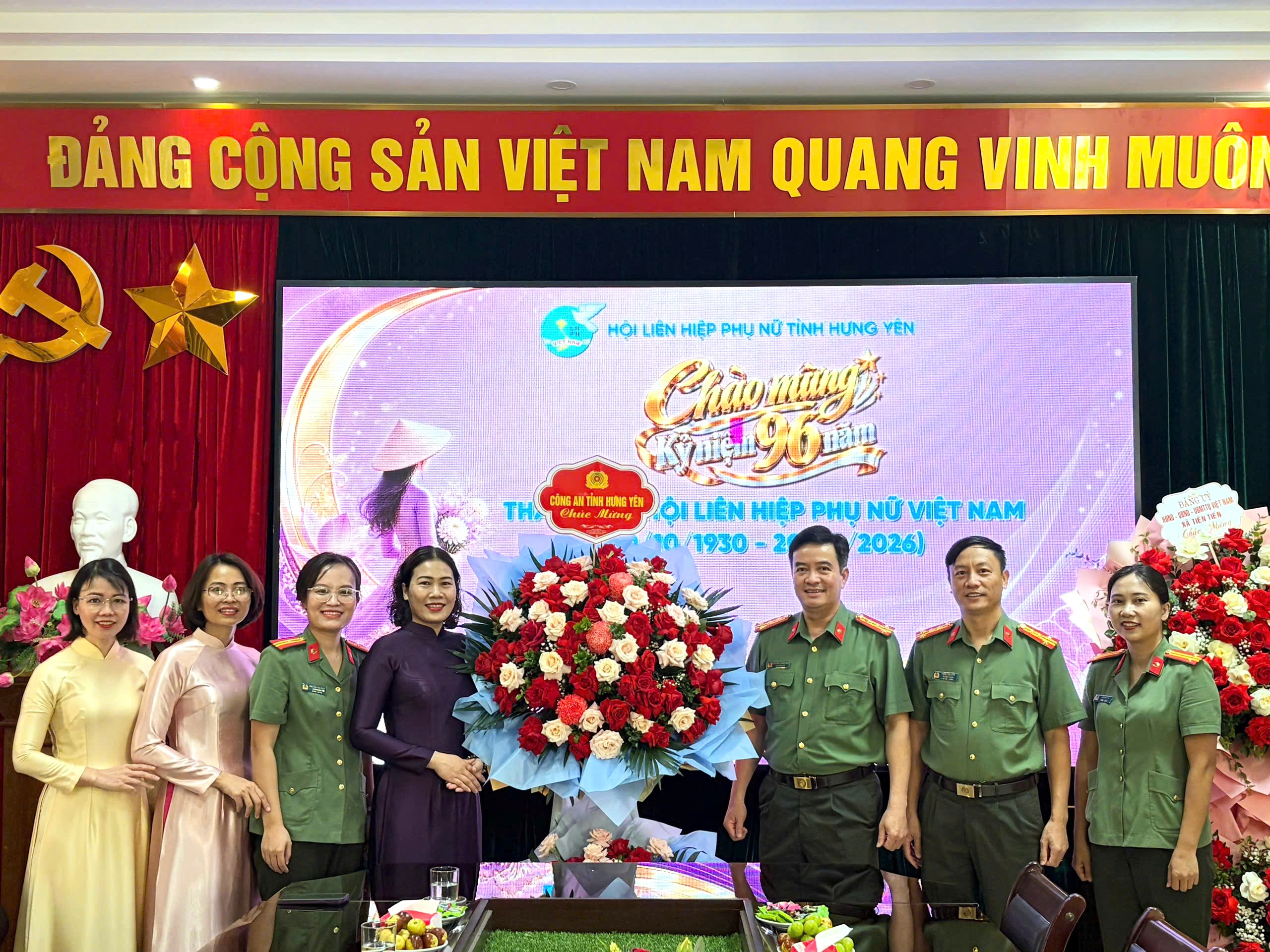 Lãnh đạo Công an tỉnh Hưng Yên chúc mừng Hội Liên hiệp Phụ nữ tỉnh nhân Ngày Phụ nữ Việt Nam 20/10