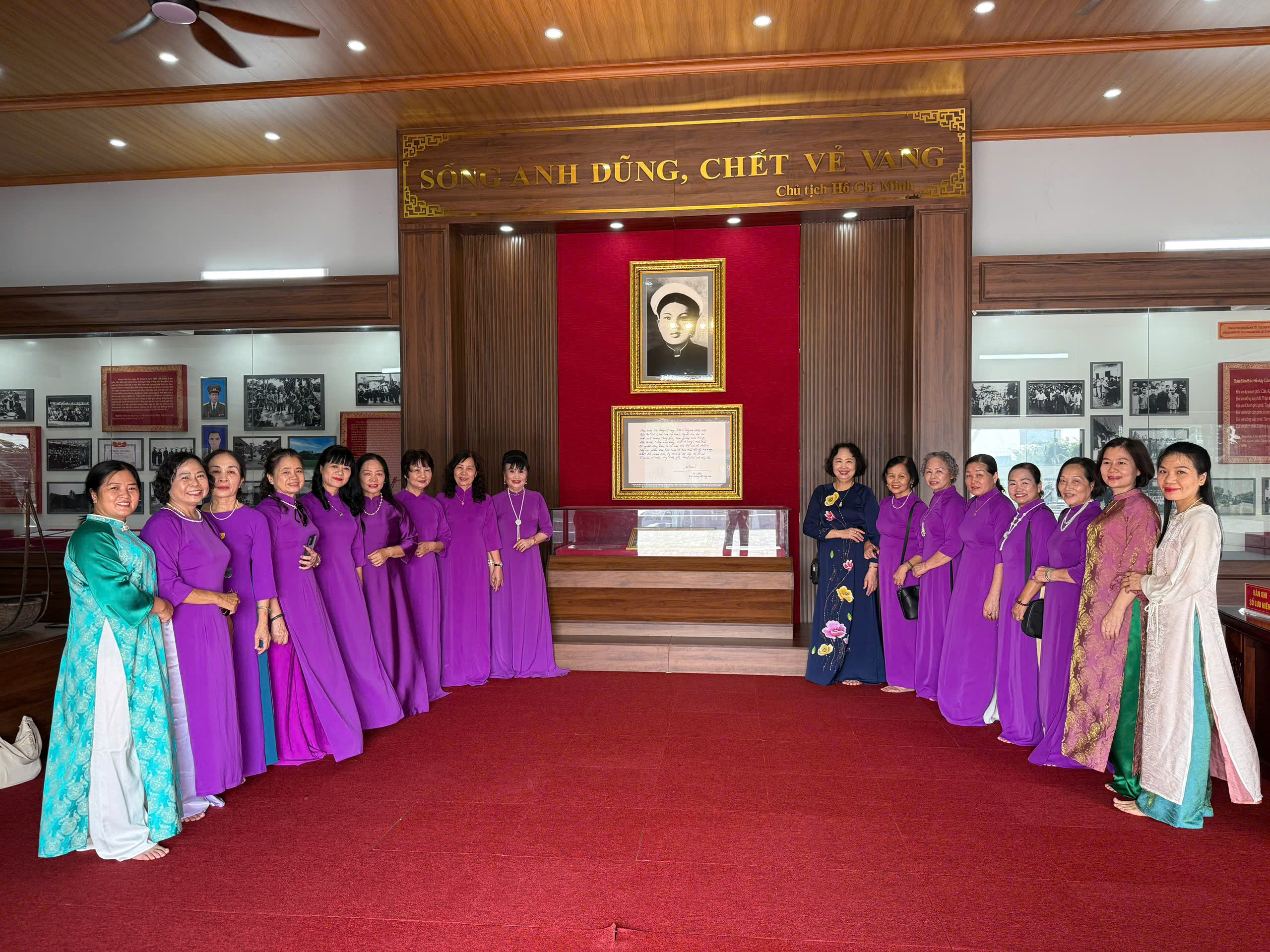 Đoàn hưu trí nữ Công an thành phố Hải Phòng tổ chức sinh hoạt chính trị tại Khu lưu niệm Anh hùng liệt sĩ CAND Bùi Thị Cúc
