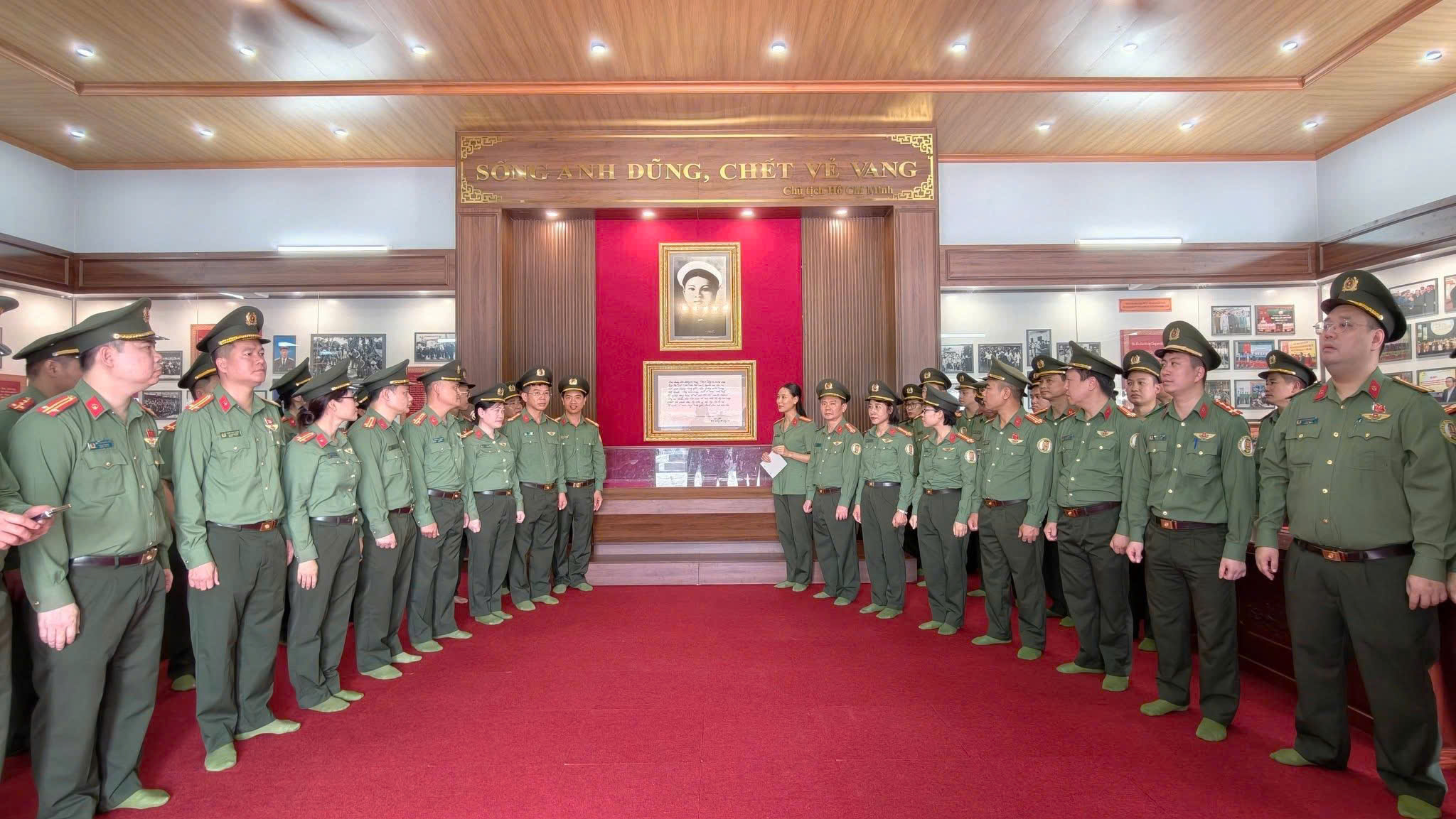 Công an cửa khẩu Cảng hàng không quốc tế Nội Bài tổ chức sinh hoạt chính trị tại Khu lưu niệm Anh hùng liệt sĩ CAND Bùi Thị Cúc