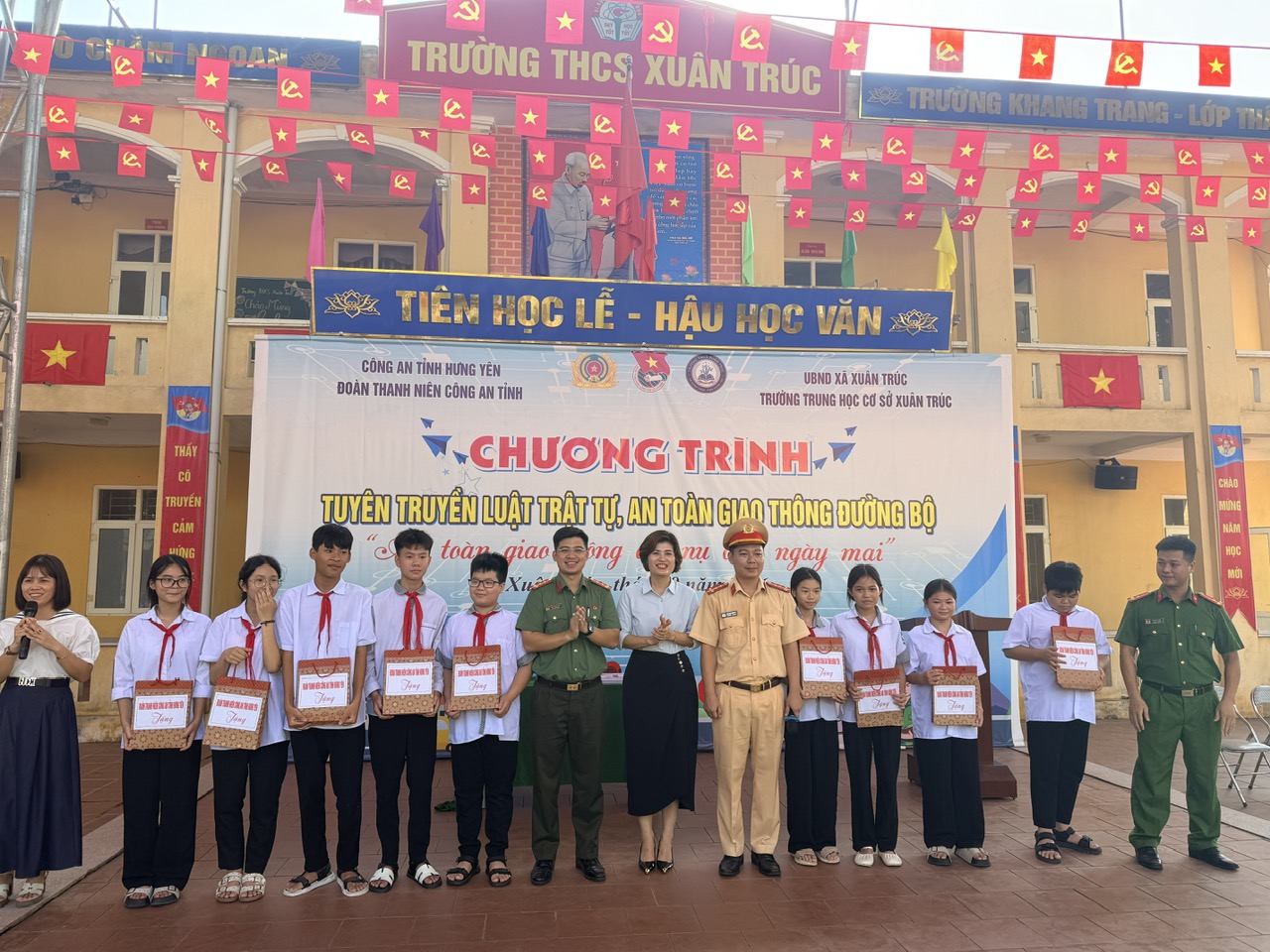 Đoàn Thanh niên Công an tỉnh tuyên truyền pháp luật về trật tự, an toàn giao thông cho học sinh Trường THCS Xuân Trúc