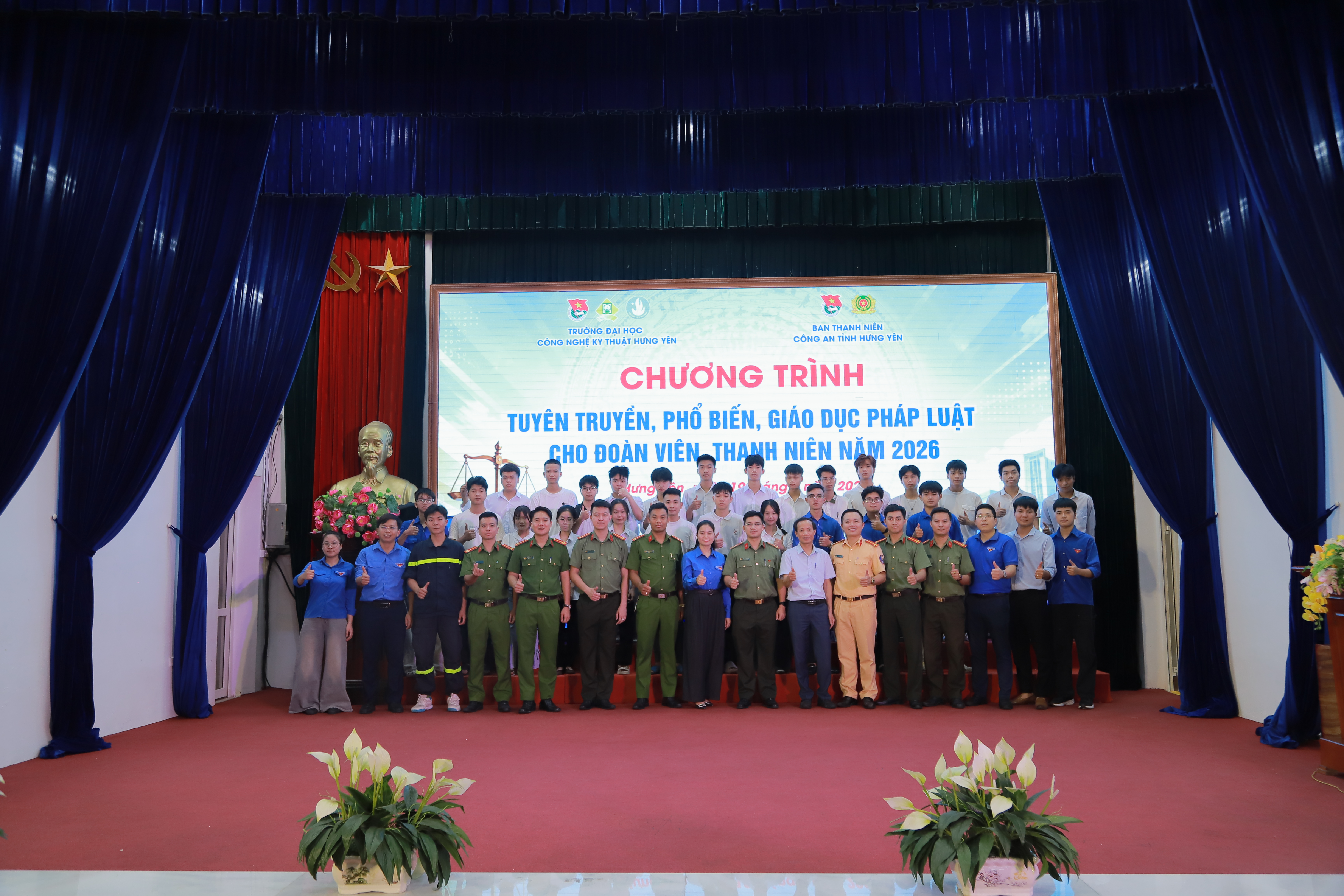 Đoàn Thanh niên Công an tỉnh tuyên truyền pháp luật, trang bị kỹ năng cho tân sinh viên Trường Đại học Công nghệ Kỹ thuật Hưng Yên