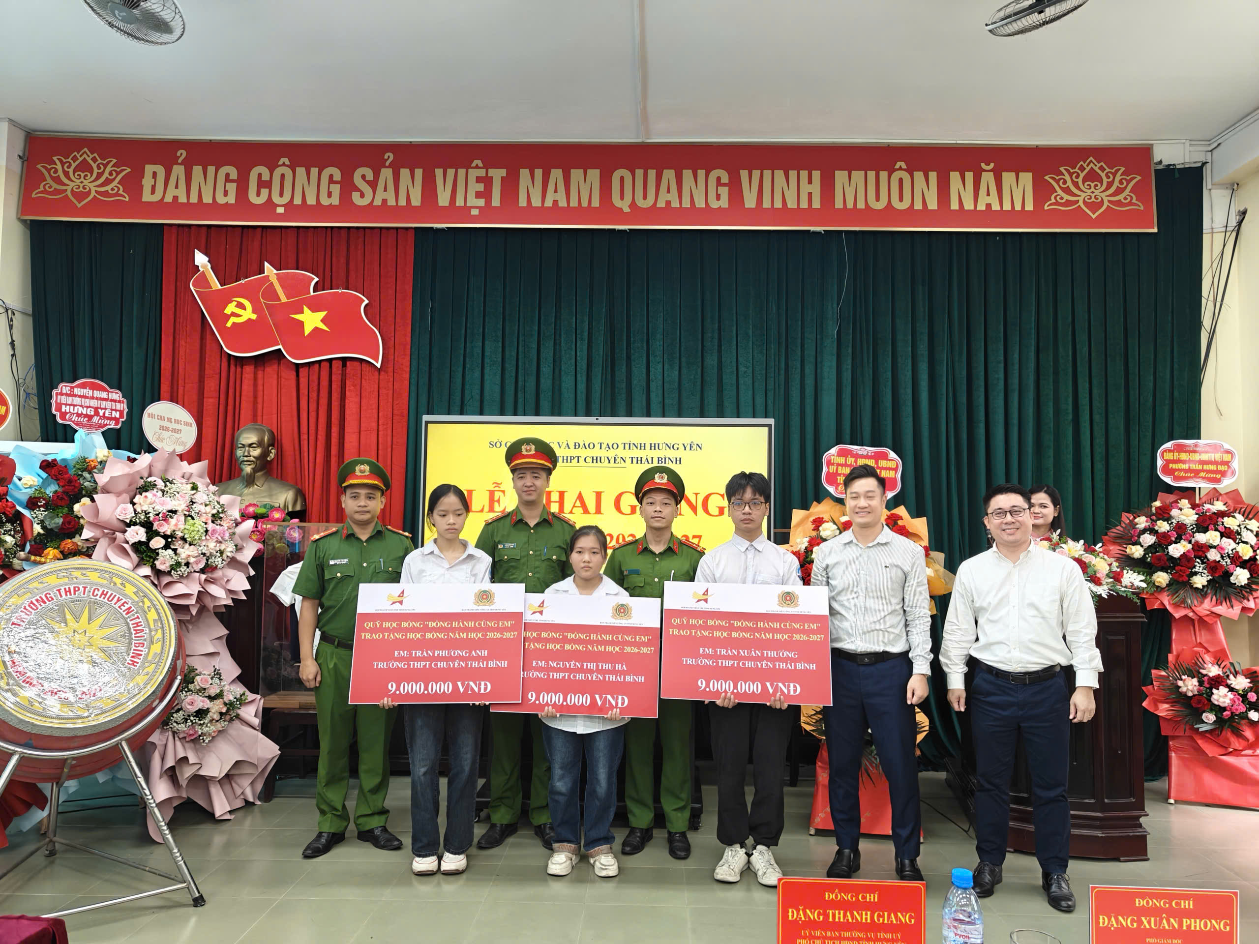 Hưng Yên: Trao học bổng “Đồng hành cùng em – Ươm mầm tài năng” tại Lễ khai giảng năm học 2026 – 2027
