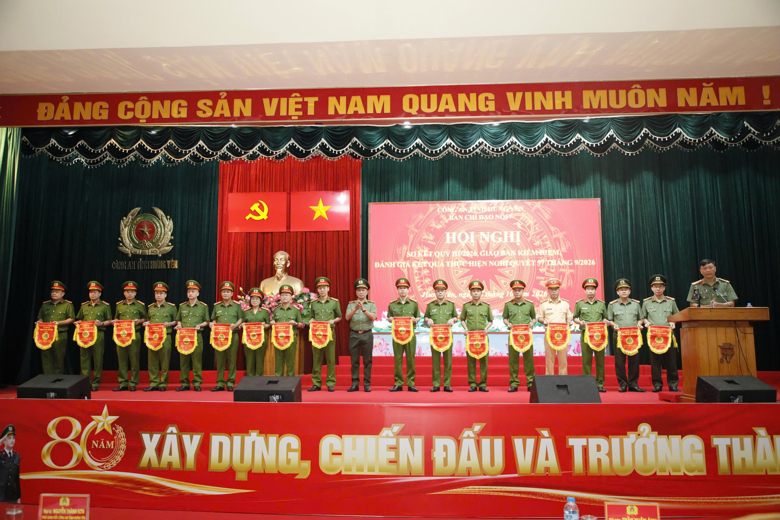 Giám đốc Công an tỉnh trao Cờ thi đua xuất sắc trong phong trào thi đua “Ba Nhất” quý III năm 2026 cho các đơn vị