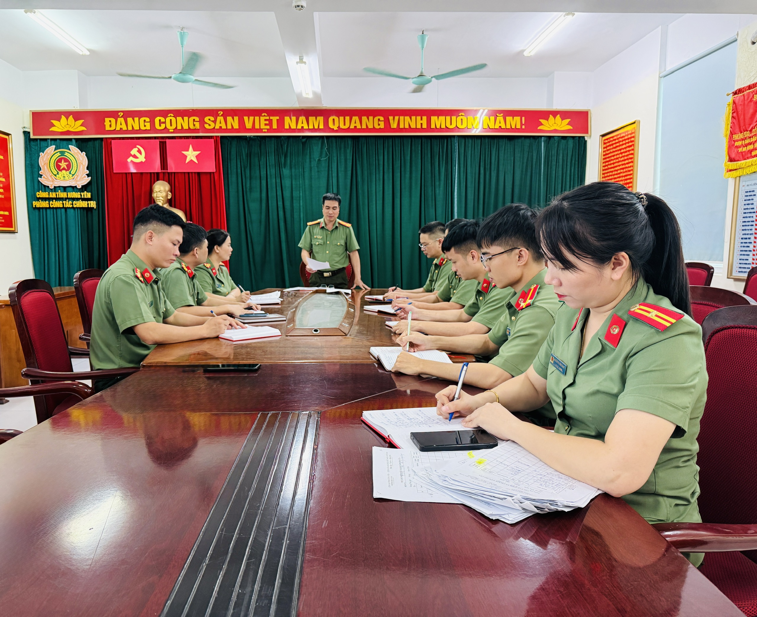 Chi bộ Đội Thi đua, khen thưởng - Đảng uỷ Phòng Công tác chính trị tổ chức sinh hoạt chuyên đề với chủ đề: “Phát huy bản lĩnh, trí tuệ và trách nhiệm của lực lượng Công an nhân dân trong bảo vệ an ninh trật tự, giữ vững môi trường hoà bình, ổn định  để phát triển đất nước trong kỷ nguyên mới”