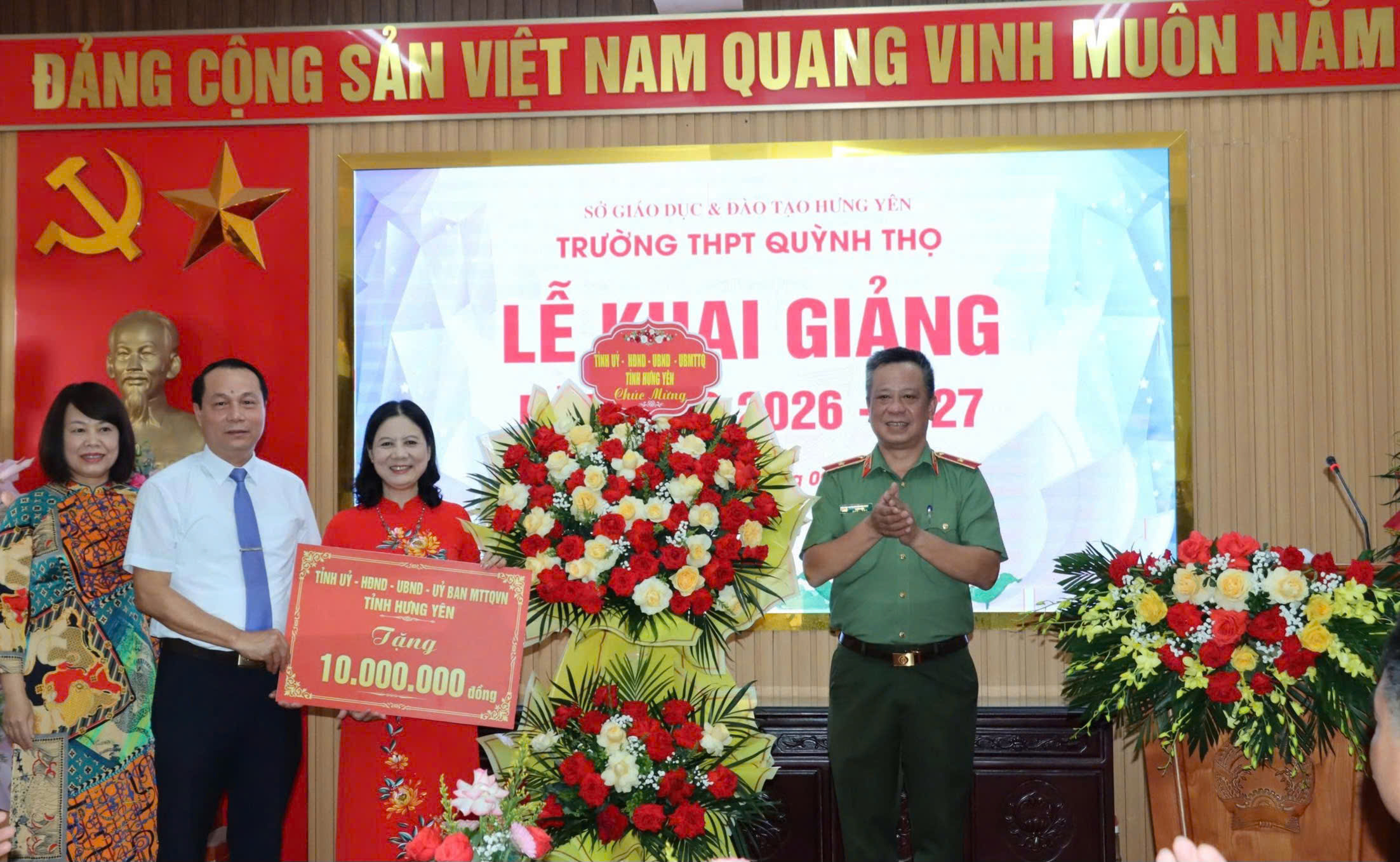 Đồng chí Thiếu tướng Trần Xuân Ánh, Ủy viên Ban Thường vụ Tỉnh ủy, Giám đốc Công an tỉnh dự Lễ khai giảng tại Trường THPT Quỳnh Thọ