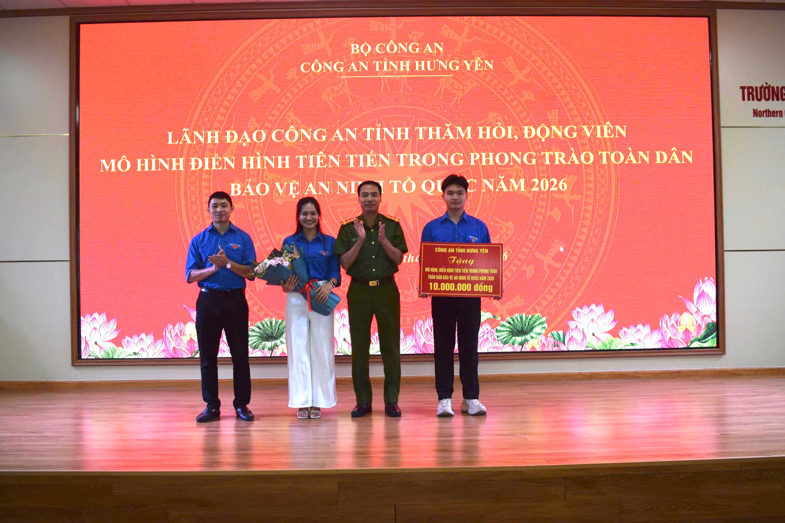 Đồng chí Đại tá Vũ Trung Thành – Phó Giám đốc Công an tỉnh thăm, động viên mô hình điển hình tiên tiến trong phong trào toàn dân bảo vệ An ninh Tổ quốc trên địa bàn xã Việt Tiến